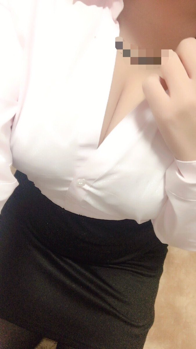 aya2026aya2026's tweet photo. Yシャツのボタン壊れるあるある🥺
そして上司に怒られる🙄

スーツ男子大好きです🫶
ネクタイで拘束して欲しい🫣

もちろん作業着男子も好き♡

 #裏アカ女子  #Hカップ  #ムチムチ https://t.co/G7xatOPANg