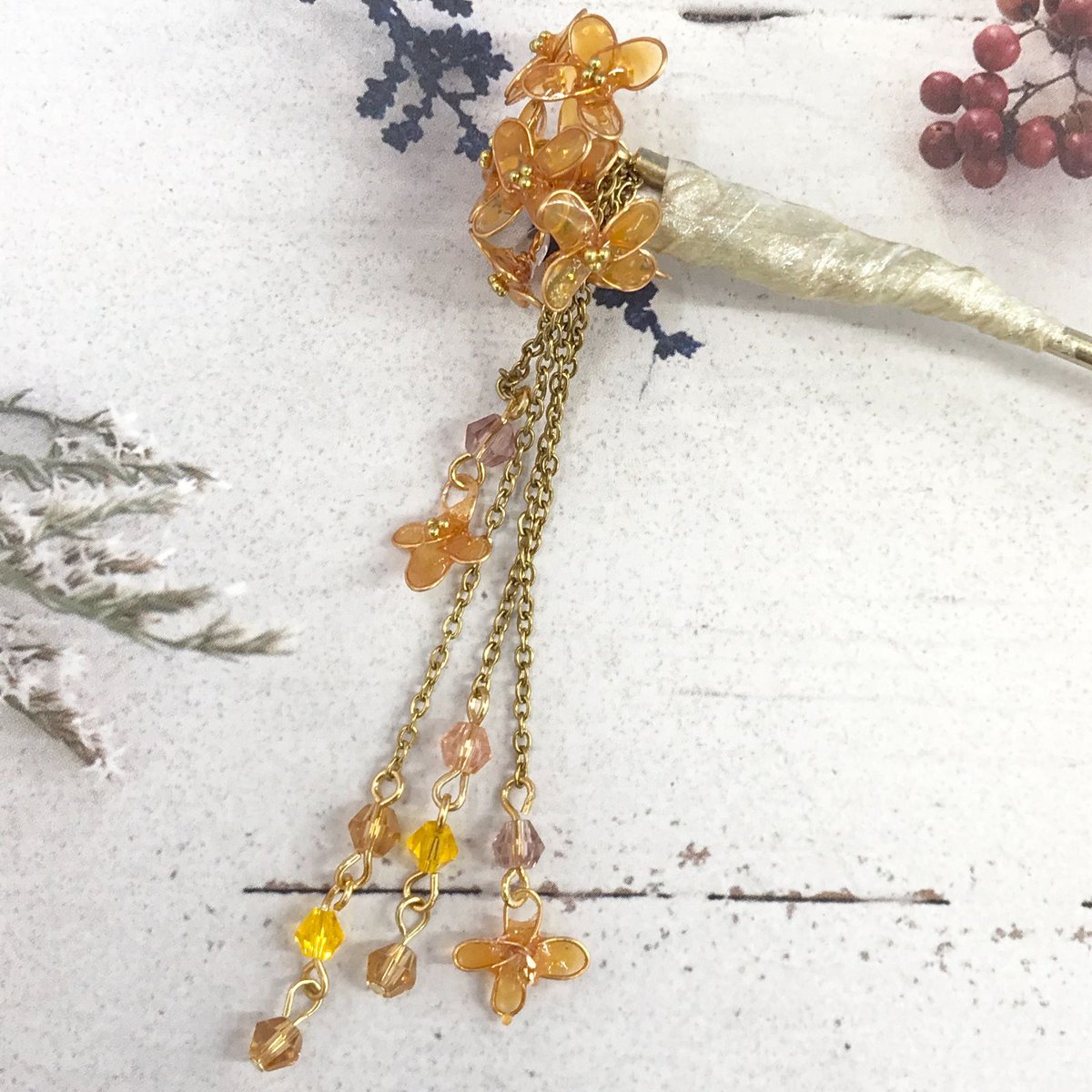 cocorety142's tweet photo. 【福祉施設制作】杏樹作　かんざし　「秋薫る金木犀のかんざし」NO.5765で検索
秋の金木犀のかんざし。透けるオレンジの花びらが重なってチェーンがゆらゆら揺れる。挿すだけで髪に秋の香りが宿るみたい。和装でも洋服でも自然に似合って、見る人の目を引く優しい輝き。毎日使いたくなる一品￥1,500 https://t.co/mxtBveFxYX