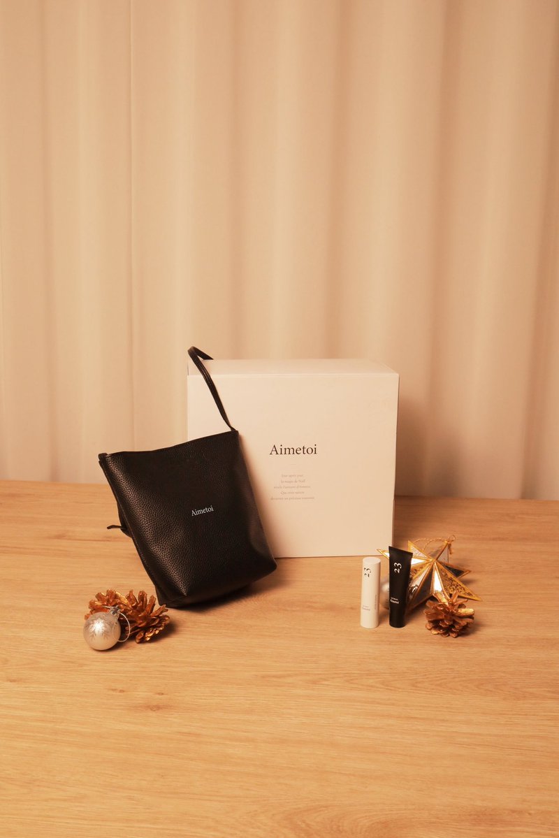 Aimetoi_jp's tweet photo. 🧣COLLECTION CONCEPT

今回のコレクションも、商品企画からデザインまで藤ヶ谷太輔がすべてプロデュース。
一日の終わり、自分自身をいたわる時間に寄り添う「23 Lip Serum」と「23 Lip Balm」。

そしてホリデーシーズンには、Aimetoiのこれまでと今をひとつずつ紐解くように楽しめる「Advent Calendar 2026」が登場します。

「Tendresse」が大切にしたのは、誰かに見せるための美しさではなく、自分自身のために過ごす時間。

今日も一日を過ごした自分へ。
そして、明日を迎える自分へ。
毎日の何気ないセルフケアから、ホリデーを待つ特別な時間まで。

自分自身にそっと“やさしさ”を贈る3つのアイテムをお届けします。

Pre Order：10.14（Wed.）8:23～10.26（Mon.）23:59　

🎄先行販売特典
01.先行期間中購入者全員
先行期間内にご購入いただいた全員の方に、FIFTH COLLECTION「Tendresse」の世界観を楽しめるCollection Bookをプレゼント。
※1会計につき1冊

■プレオーダー期間限定セット
Tendresse Completed Set
販売価格 : 25,000 円（税込27,500円）
・Advent Calendar2026
・23 LipSerum
・23 LipBalm
・ミニレザーバッグ1点
※セットにはAdvent Calendar2026が含まれております。

■数量限定アイテム
Advent Calendar2026
販売価格 : 18,000円（税込19,800円）
・ミニハンドジェル
・ミニヘアミスト
・ミニハンドクリーム
・ミニボディクリーム
・ミニキャンドル
・ミラー
・スカーフ
・シュシュ
※プレオーダー限定販売

https://t.co/bDyI0lMj3R

#Aimetoi #エメトワ #藤ヶ谷太輔