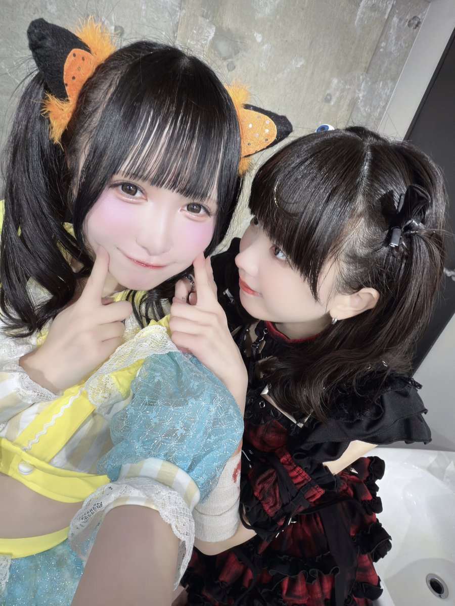 negishi_kanon's tweet photo. 絶対少女さんの苺ﾕﾙちゃんと(ˆ .  ̫ . )"じつは知り合いで…！覚えていてくれてうれしかったです♪♪ﾕﾙちゃんがくれたブレスレットとポーチがあるんだけど、今でも大事にもってるの♪♪優しさに救われてからずっとだいすきな子( т т )デビューのときもみにいかせて頂きたんだ〜♡ https://t.co/dIvDPRiTZO