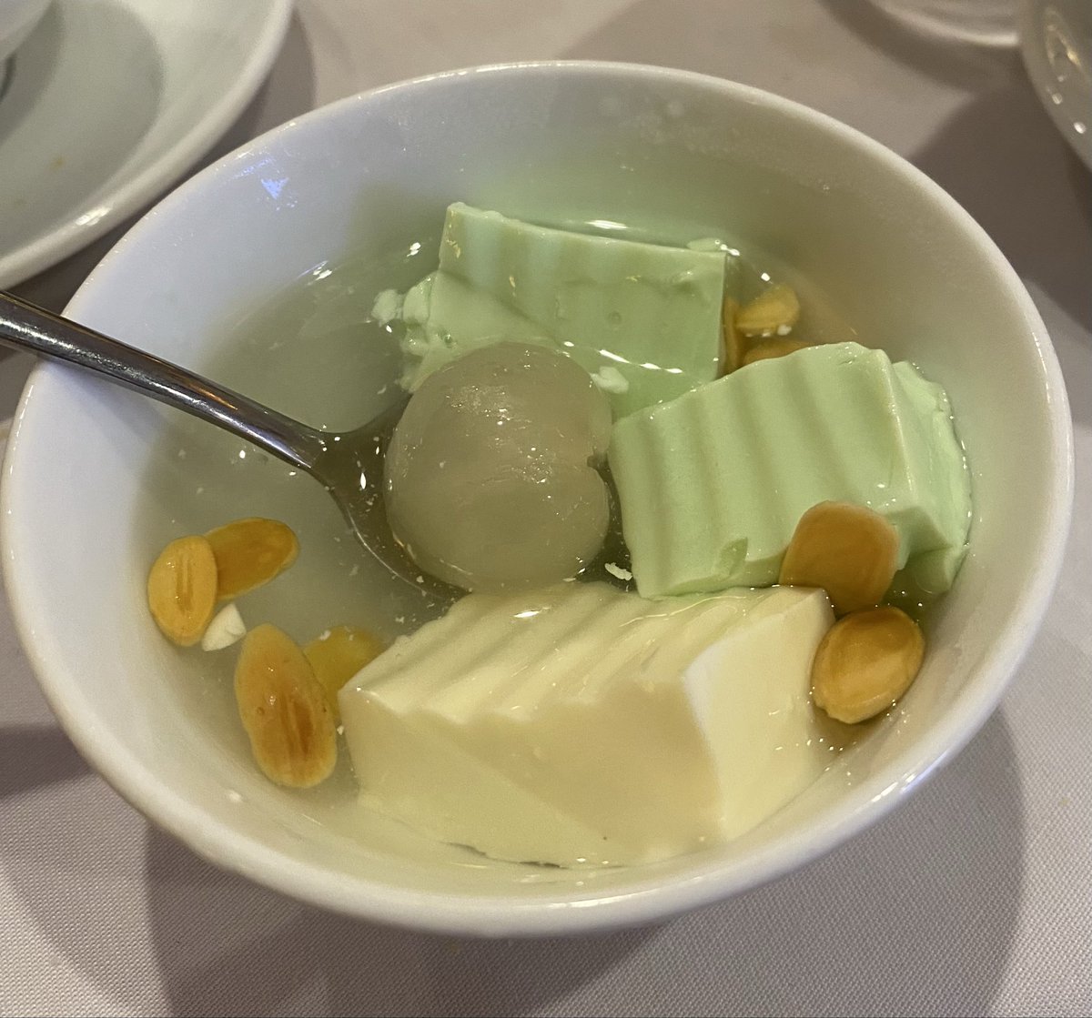 Kieuvan92's tweet photo. Trời nóng quá làm chén chè khúc bạch cho mát nè cả nhà.

Miếng khúc bạch mềm dẻo thơm ngon béo ngậy .

Nước chè thì trong veo ngọt thanh , thêm trái nhãn nửa rất thơm , ăn xong ly chè dịu mát tâm hồn luôn cả nhà ơi 😘❤️ https://t.co/y1x55C2D1B
