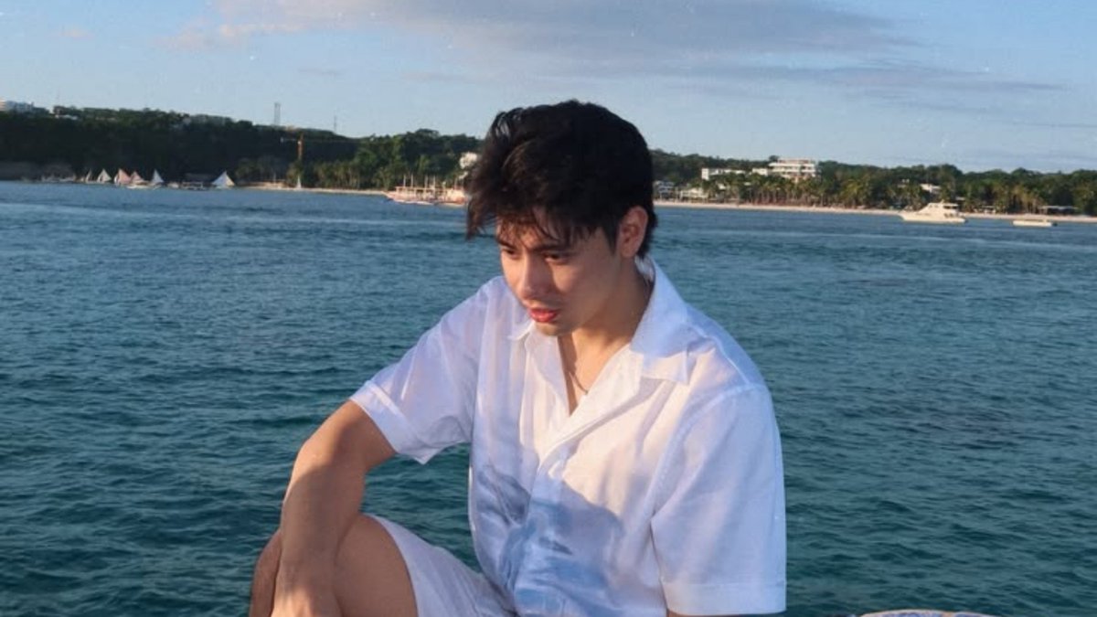 allforyape's tweet photo. #teoron x #alessaruss au

russ has liked alessa for years now, and she likes him too. ang kaso, hindi niya maligawan kasi nandiyan ang kapatid niyang si teo na laging nakabantay sa ate niya. 

until russ decides to finally do something to get teo out of the picture. https://t.co/IurmqyPJbc