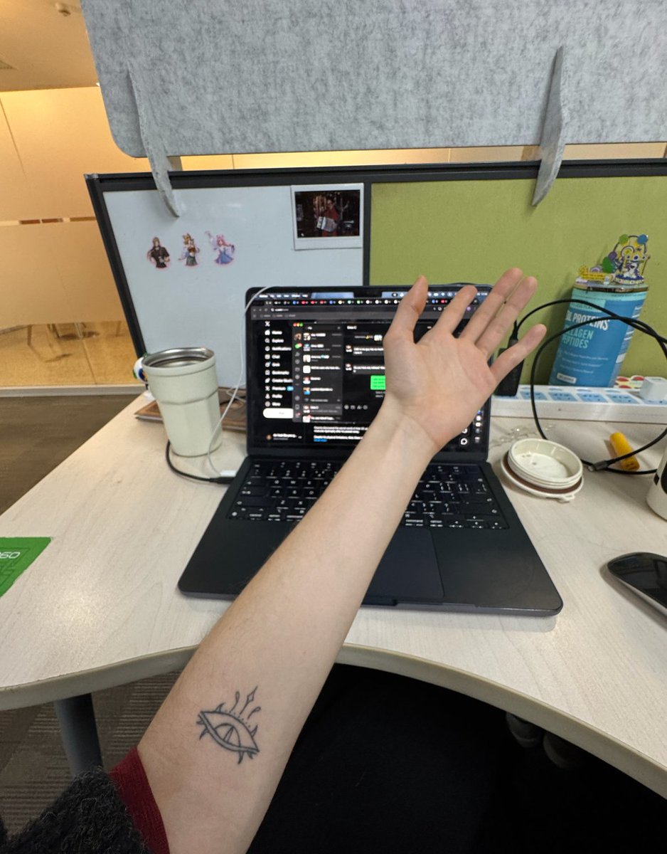 survivalhoe's tweet photo. @PaweSasko For me it was Neverwinter Nights. As a teen I had no friends, so I'd spend hours after school in this game RPing my character, writing in their journal between battles, fascinated by the math that was hapenning at the bottom screen where every character's stats mattered https://t.co/mRI4E3RMSD