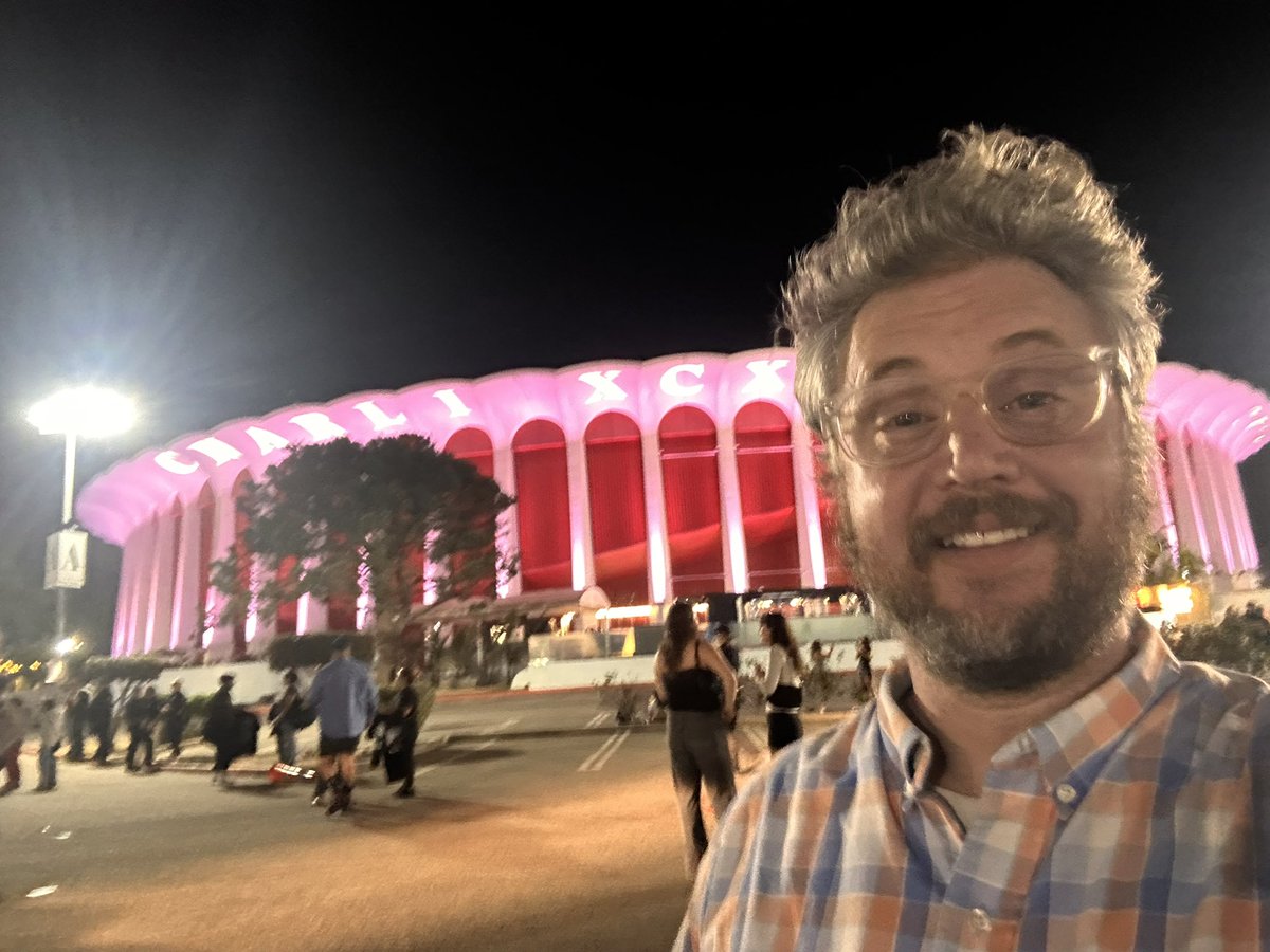labyrinthdancer's tweet photo. The @charli_xcx show with Underscores at @thekiaforum was absolutely fabulous!!! 😍🥰🎶🎉❤️ https://t.co/JaBcwL01Hk