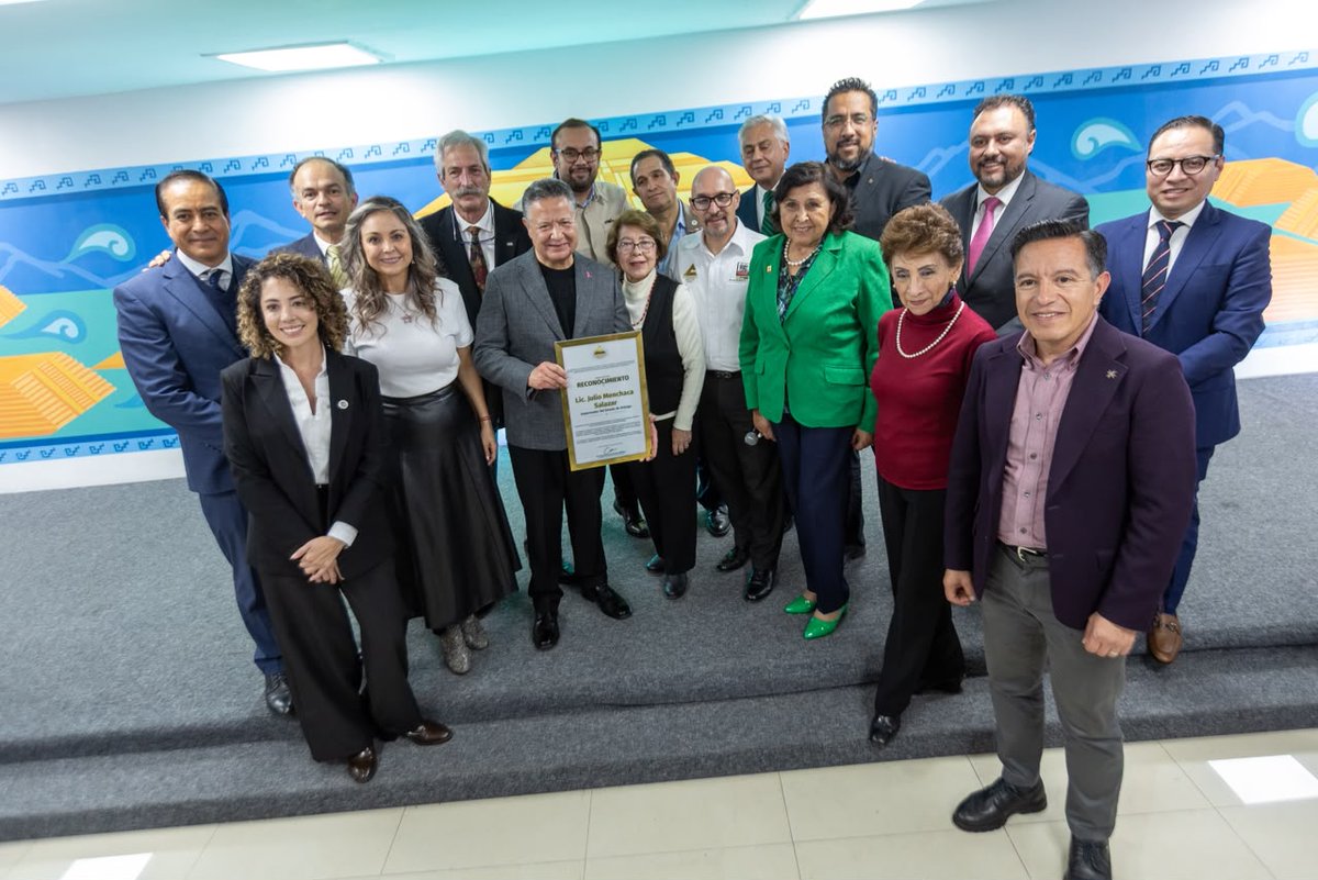 CONCANACO's tweet photo. Hidalgo y México avanzan cuando el diálogo se convierte en oportunidades. 🫱🏼‍🫲🏻

En el marco de las Reuniones Institucionales de Octubre, el presidente de CONCANACO SERVYTUR, @octaviodlatorre, recibió al gobernador de Hidalgo, @juliomenchaca_, quien compartió un mensaje con los integrantes de la Confederación, en un espacio para intercambiar perspectivas y fortalecer los vínculos entre el gobierno y el sector empresarial.

La colaboración entre autoridades y organismos empresariales es clave para impulsar el comercio, los servicios, el turismo y el crecimiento de los negocios familiares.

#UnidosEnAccionesPositivas