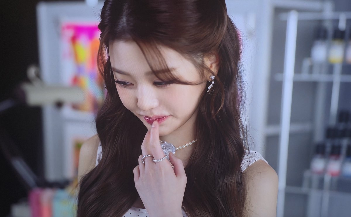 first_iz121's tweet photo. 그림그리기 cut https://t.co/U8coDCOJ6V