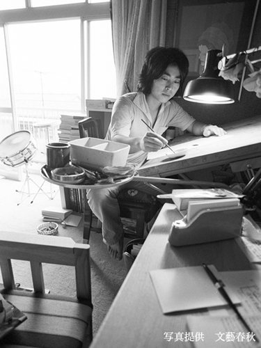 layla_biz's tweet photo. 隣のジャズと嬌声を聞いて育った

村上龍
本名・村上龍之助
（1952―2026）

佐世保。米軍基地のある街に生まれた。

祖父は帝国海軍の砲術兵曹長として佐世保に赴任し、家を建てた。村上龍は生後六年間、その家で暮らした。

隣家からはジャズが流れ、当時「パンパン」と呼ばれた女性たちの嬌声が聞こえた。

父は中学校の美術教師で、日教組の活動家。母は数学教師だった。

高校は佐世保北。ロックバンドを組み、ドラムを叩いた。

三年生の夏、仲間と学校へ忍び込み、屋上をバリケードで封鎖した。無期謹慎になった。

のちにその夜を、「想像力が権力を奪う」という言葉とともに書いた。

謹慎中にヒッピー文化に触れた。高校を卒業すると上京し、横田基地に近い福生で暮らした。

佐世保で、基地の隣から聞こえる音を覚えた。福生では、その音の向こう側にいる若者たちを見た。

そこで見たドラッグ、セックス、暴力、空虚さを、『限りなく透明に近いブルー』に書いた。

十月十七日、自宅で亡くなった。七十四歳。葬儀は家族で営まれた。

六日後、所属事務所と幻冬舎が知らせた。

子どものころ、隣の家からアメリカが聞こえた。高校生になると、学校の屋上を封鎖した。

村上龍は、遠くの世界を想像だけで書いた人ではない。

壁の向こうから聞こえた音と、自分で壊そうとした壁を、ずっと書いていた。