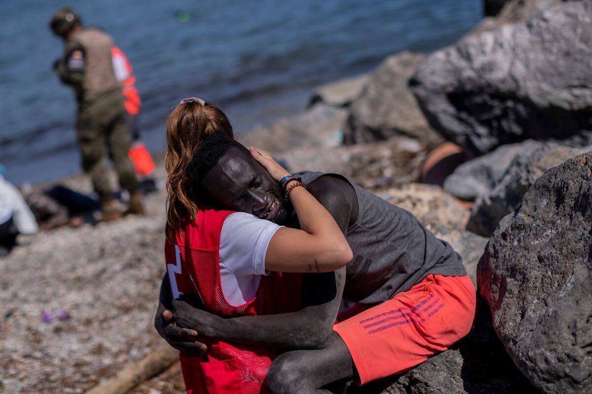 KalinaAnnGG's tweet photo. Las mismas mujeres que lucharon por el "derecho" de asesinar a sus hijos con impunidad, ahora vuelcan su instinto materno en las bestias que están destruyendo todo a su paso.

Fotografía de activista de Cruz Roja maternando a un invasor marroquí en Ceuta. https://t.co/rZ6zlUFU9N