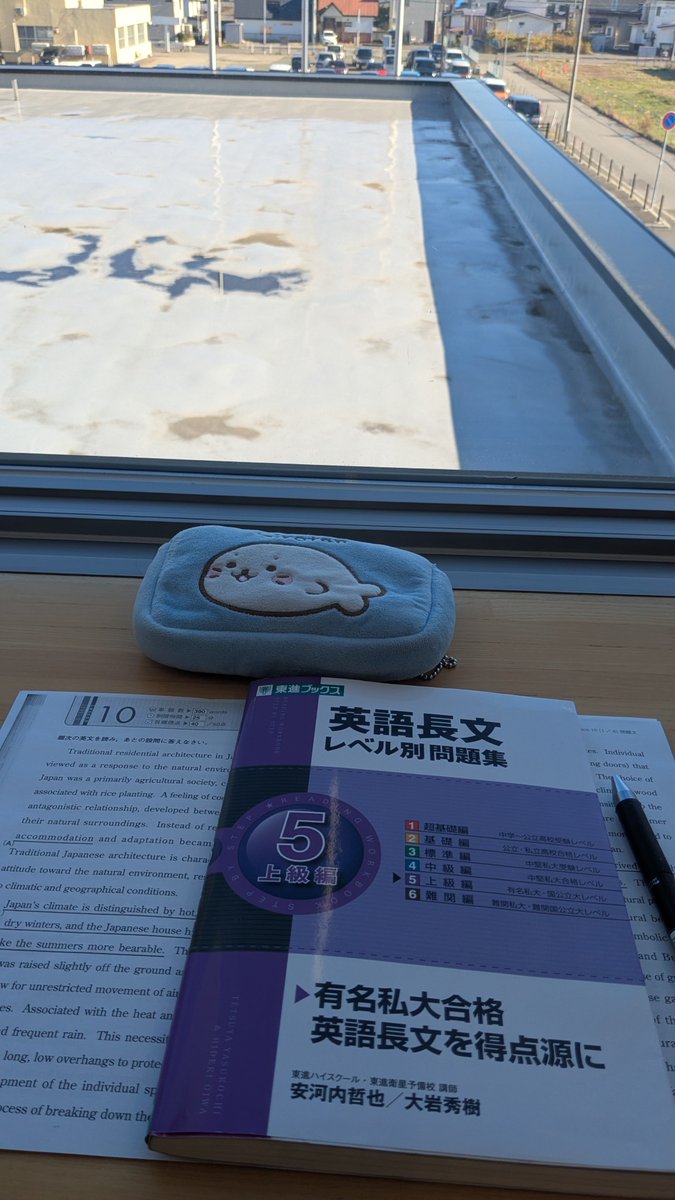 alicejkn's tweet photo. 今日も図書館のエントランスの屋根の上で。
遠くの山は紅葉なのでがきれいになってきましたねー。 https://t.co/MDj3jwk51N