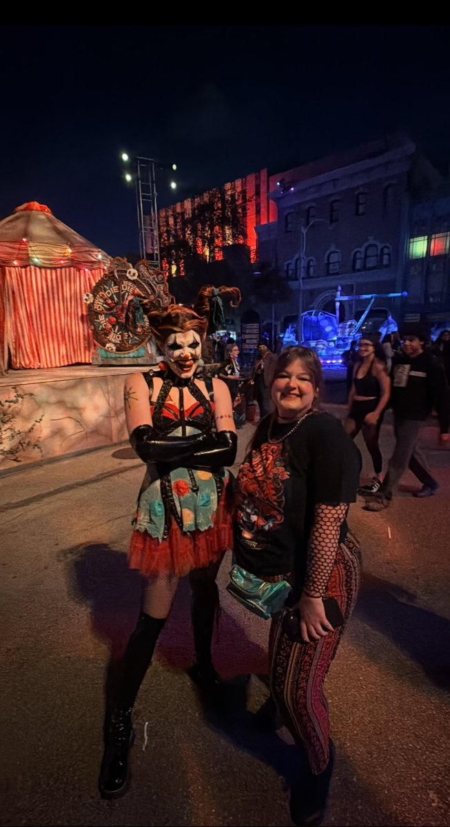 esotericmagic's tweet photo. Spent the past hour in Downtown Clowntown and had an absolute blast hehehe! Finally got to talk to Chance, played rock paper scissors with Rudy and won, and got to see Jack again!!! https://t.co/NyPkxMV6Lx