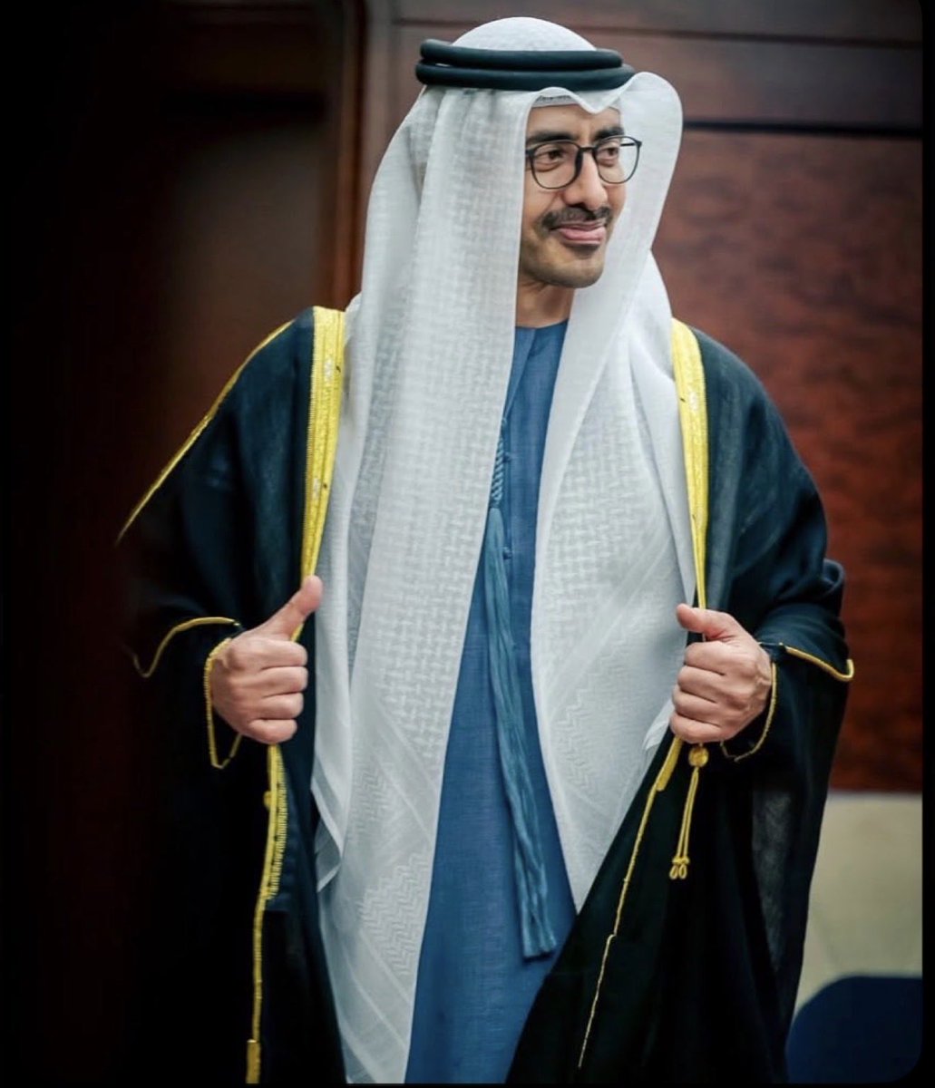 _ESH10_'s tweet photo. @DANl9_ يهبي و تهبون معه تقول هندي يبيع سمبوسه 
الله يعز شيخنا والله فديت ويها ، الفرق بين الثرا🐸 والثريا😏🇦🇪👌🏼 https://t.co/MdkOFLsgjZ