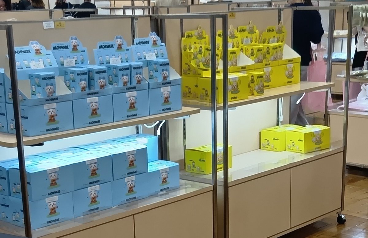 g__express's tweet photo. 島編のぬいぐるみが売ってました。
うさぎだらけ、
ハチワレだらけもありました。
ふりふりヘッドフィギュアもあり。

わかる人だけがわかる…みたいな
場所の匂わせはしません。
質問あれば売り場のお答えします。
#ちいかわ https://t.co/mFyeQ1VTny