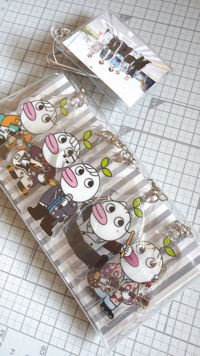 Mei0215's tweet photo. メンバージャスティンのアクキー
これに入れてみたらピッタリだった✨️

雄大くん以外は袋に入れたままだったから裏にクッション両面テープ貼って固定してます！
雄大くんだけ動きそう😂
ミニポーチも付いてたから もらったシール入れてみたよ✨
#Novelbright https://t.co/Yn5Ze24JX4