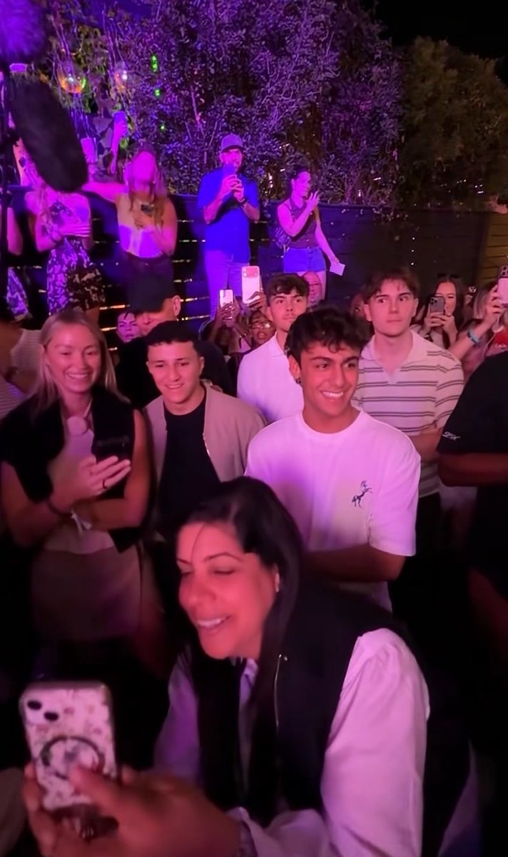 lll0__olll's tweet photo. ARVIDS MOM ????? the way Lauren and Isack are so amused by her being a proud mom for HER SONS BF LIAM LAWSON https://t.co/EegvqAUYIe