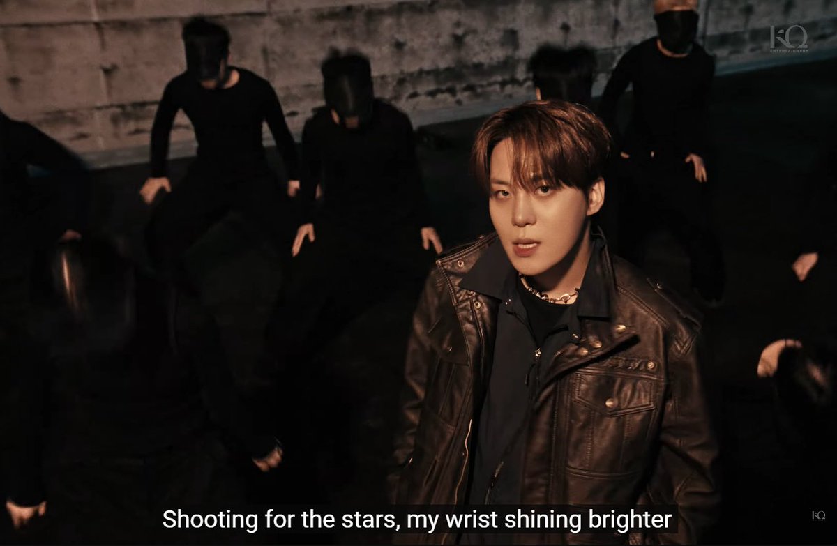 hotyapper's tweet photo. "Name's etched up high" - SAY MY NAME
"Shooting for the stars, my wrist shining brighter" - NASA
"White Ice On My Teeth I play em like a machine"  - IOMT https://t.co/XSEH3xmuvP