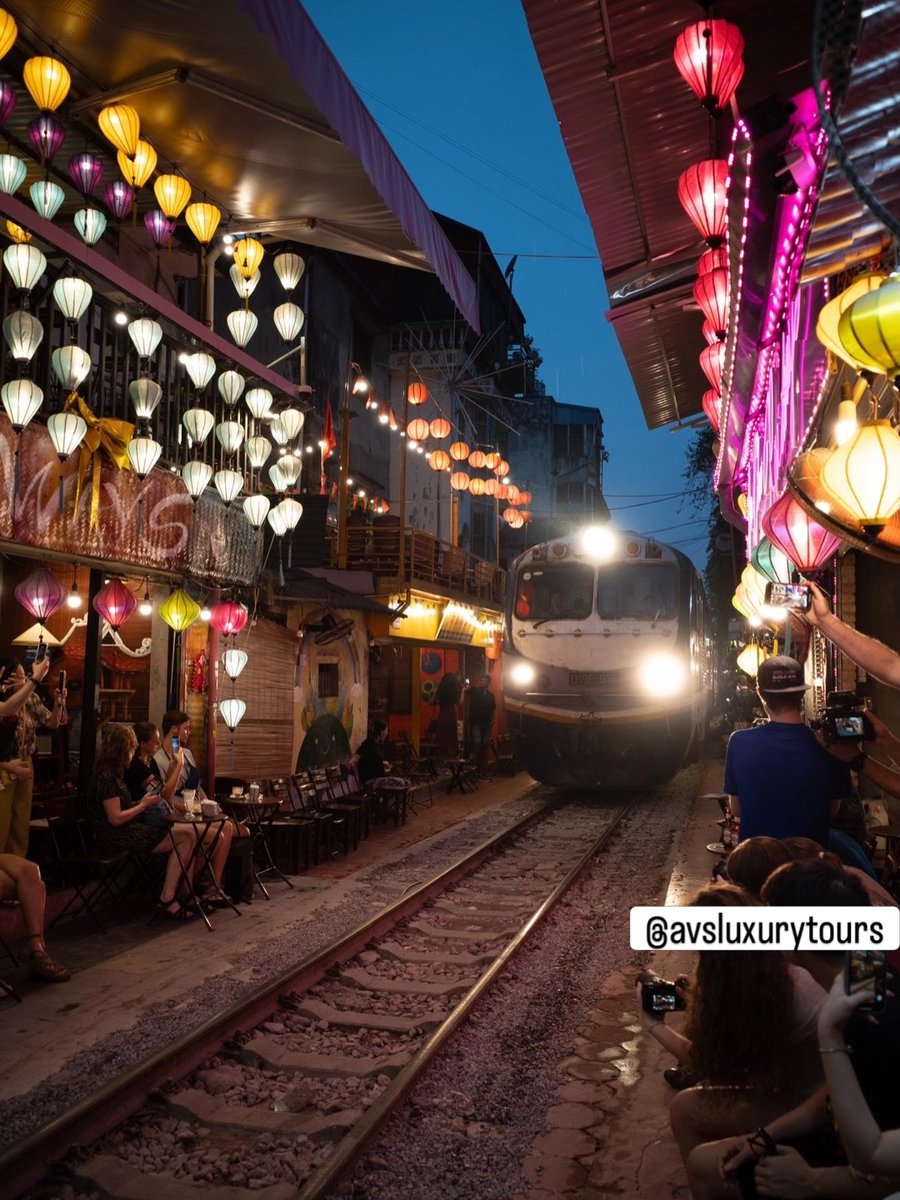 DaaniyBalderas's tweet photo. Where trains pass inches away, Hanoi Train Street transforms an ordinary railway into an unforgettable experience, blending local life, vibrant cafés, and authentic Hanoi charm. https://t.co/HvScgtb11d