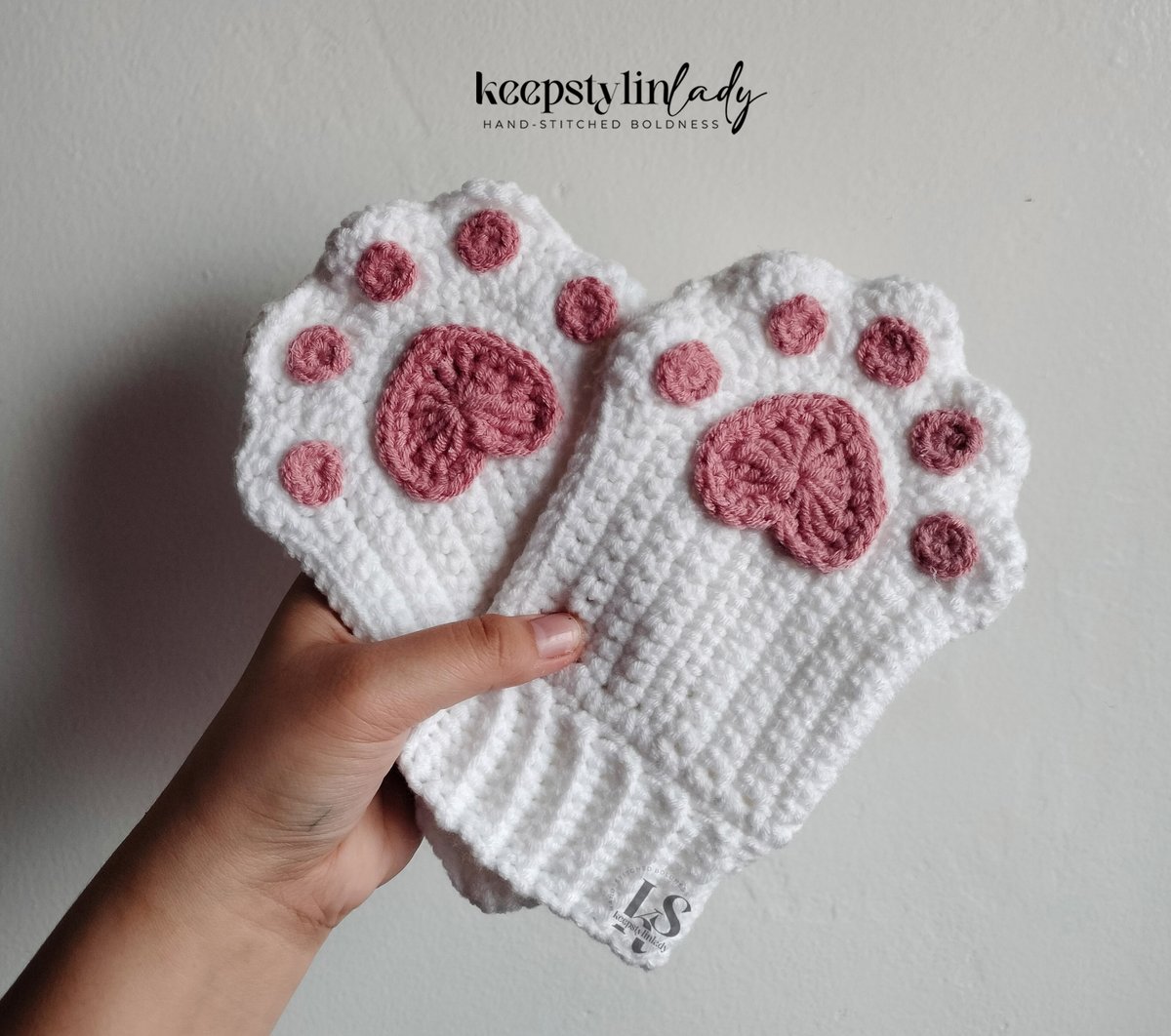keepstylinlady's tweet photo. catalogue 4.1; Cat Paw Gloves by @keepstylinlady 

available colorway pt.1 :
🐾 Black-pink
🐾 White-pink
🐾 Gray-pink
🐾 Pink-white
++

shopee link: https://t.co/S0iDzEF6TN

#KSLady #keepstylinlady #crochet https://t.co/mXIgIUD1eC