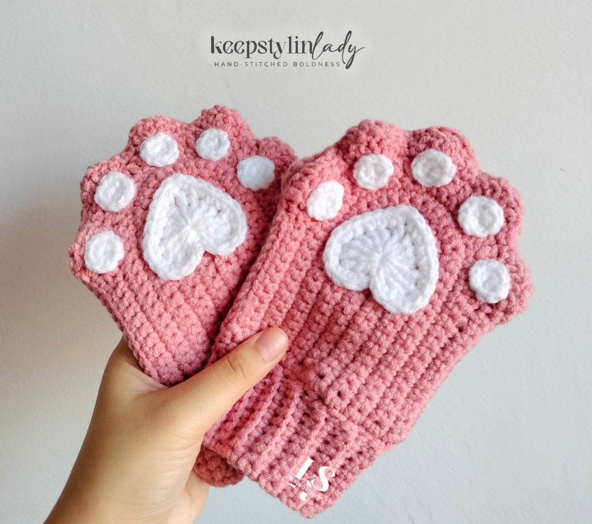 keepstylinlady's tweet photo. catalogue 4.1; Cat Paw Gloves by @keepstylinlady 

available colorway pt.1 :
🐾 Black-pink
🐾 White-pink
🐾 Gray-pink
🐾 Pink-white
++

shopee link: https://t.co/S0iDzEF6TN

#KSLady #keepstylinlady #crochet https://t.co/mXIgIUD1eC