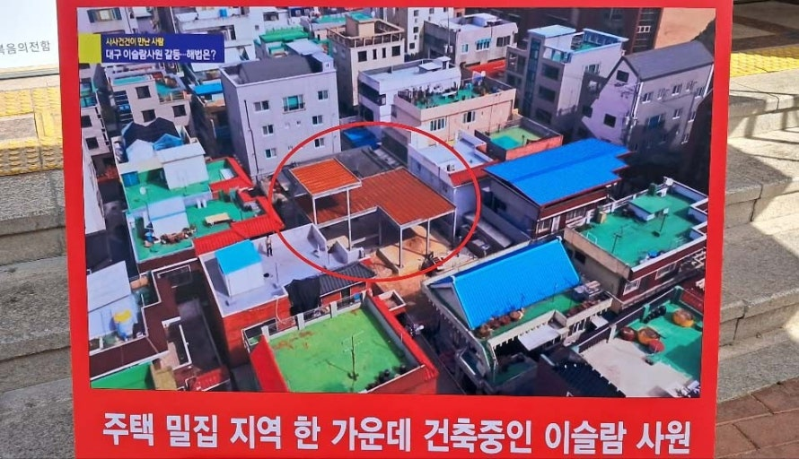 dong_dong_C's tweet photo. 뭐가 날조글이라는 걸까
사방이 주택으로 둘러 싸인 곳인걸.. 
입구가 앞에 있는 초록색옥상과 파란색지붕 사잇길임
옆주택 옥상과 어깨를 나란히 했는데 말이야.. https://t.co/3FUFTpY5NB