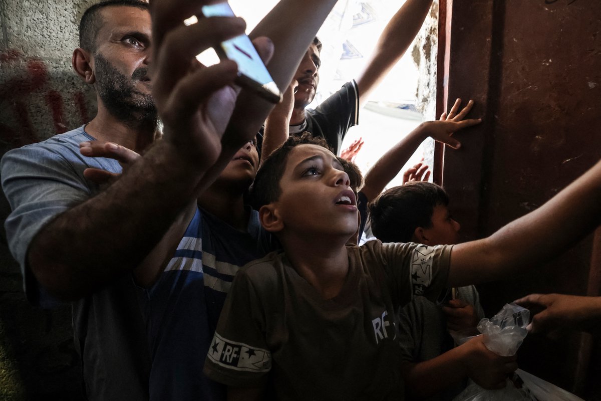 AJEnglish's tweet photo. Palestinians in Gaza are struggling to secure bread and flour after the World Food Programme ended monthly assistance to 500,000 people on October 19 due to a funding shortfall, despite acute humanitarian needs.

🔴 LIVE updates: https://t.co/InxxY2HqQT https://t.co/WlWJqpQWaT