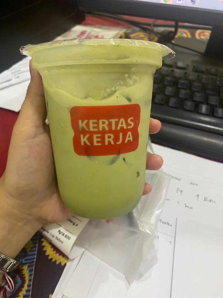 Alikee36065449's tweet photo. Kegemasan my bf kesekian kalinyaaa tiba2 ngeorderin matcha , bcs dri pagi tadi moodku lg kurang baik, oh thanks love 🥰 https://t.co/6ISe3wizYs