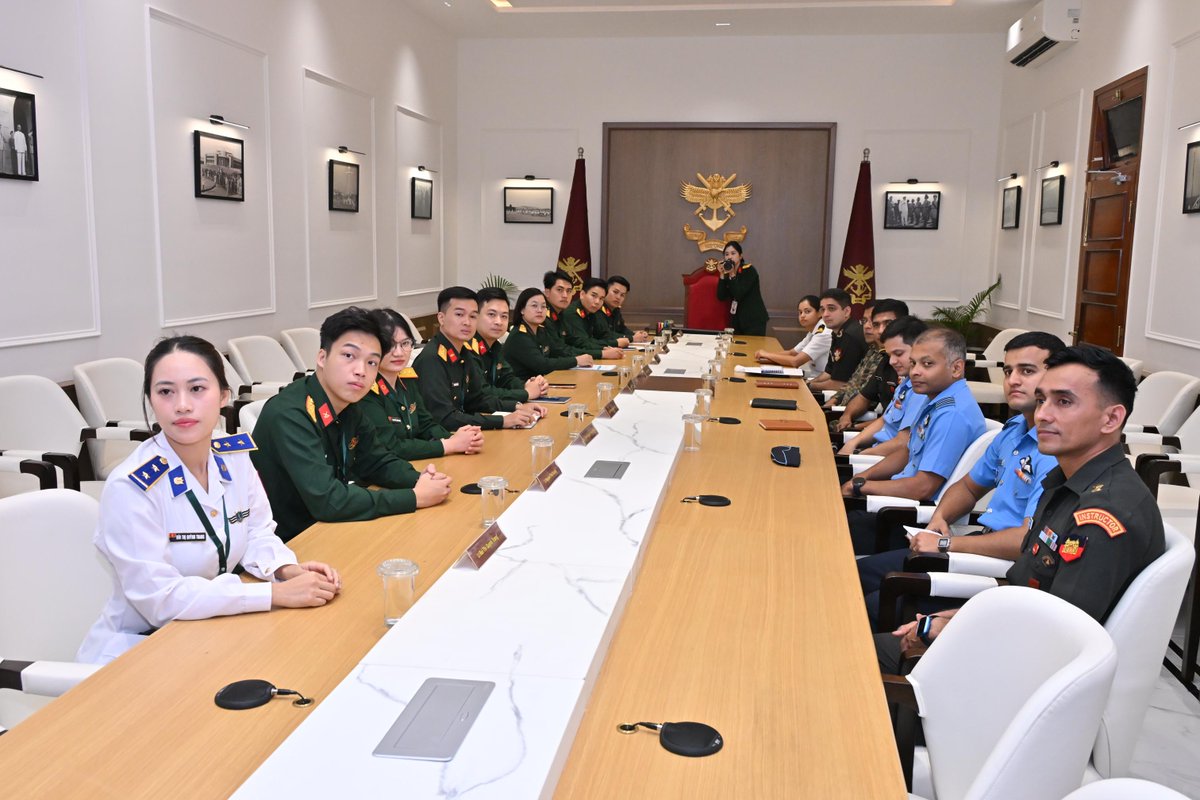HQ_IDS_India's tweet photo. Ten young officers from Vietnam visited the National Defence Academy #NDA, Khadakwasla.

The officers gained insights into NDA’s unique #TriService training ethos, which brings together cadets of all three services, including women cadets, in a shared environment of military training and jointmanship. 

They also interacted with the Academy’s instructors and staff, fostering professional exchange and strengthening India-Vietnam defence ties.

🇮🇳🤝🇻🇳

@DefenceMinIndia
@SethSanjayMP
@MEAIndia
@VNinIndia
@AmbHanoi