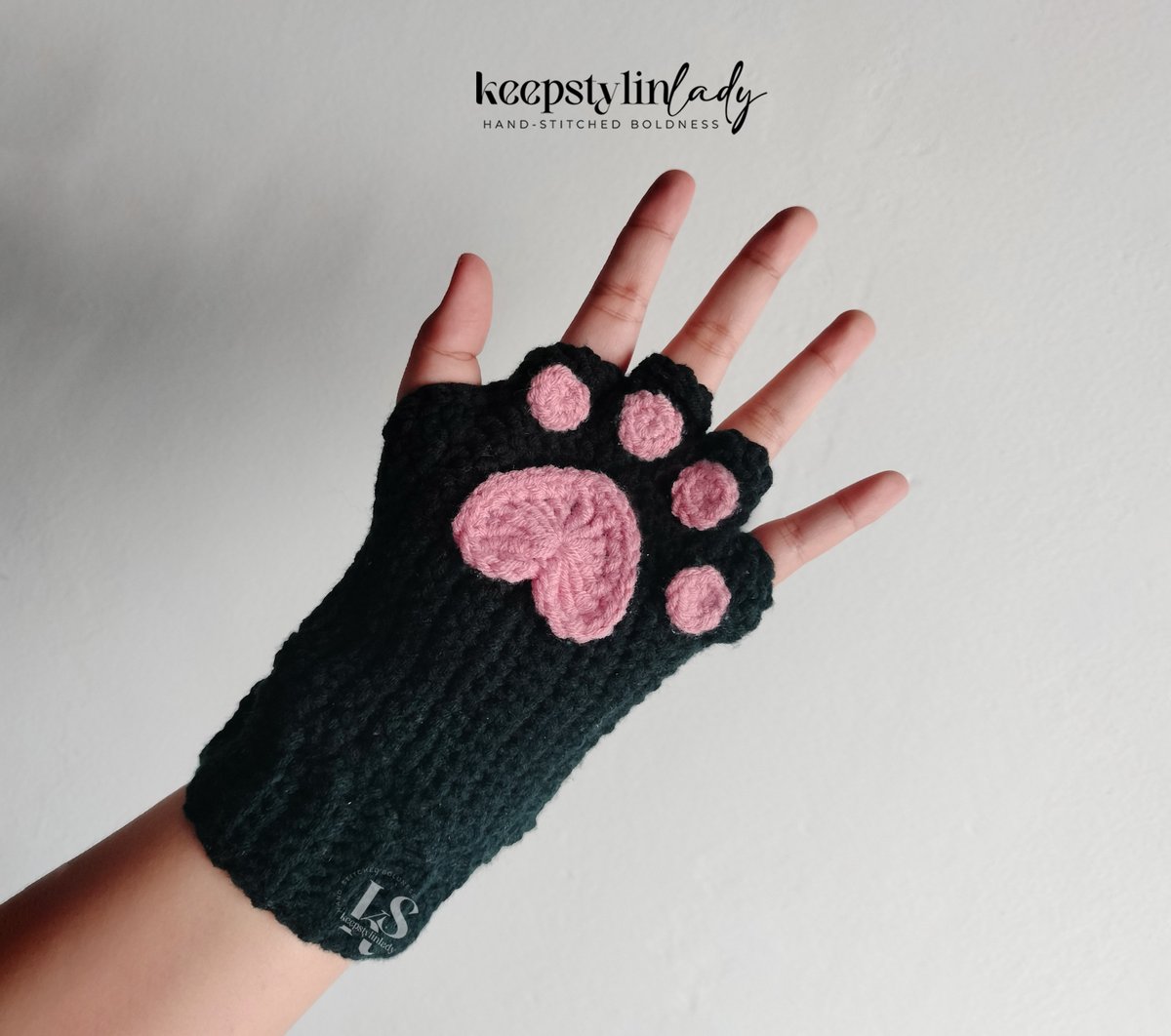 keepstylinlady's tweet photo. catalogue 4.2; Cat Paw Gloves by @keepstylinlady

available colorway pt. 2:
🐾 Black-blue
🐾 White-blue
🐾 With embroidery
🐾 4 toe beans only

Custom order are more than welcome!! 😚

shopee link: https://t.co/S0iDzEF6TN

#KSLady #keepstylinlady #crochet https://t.co/T1tJDAZarK