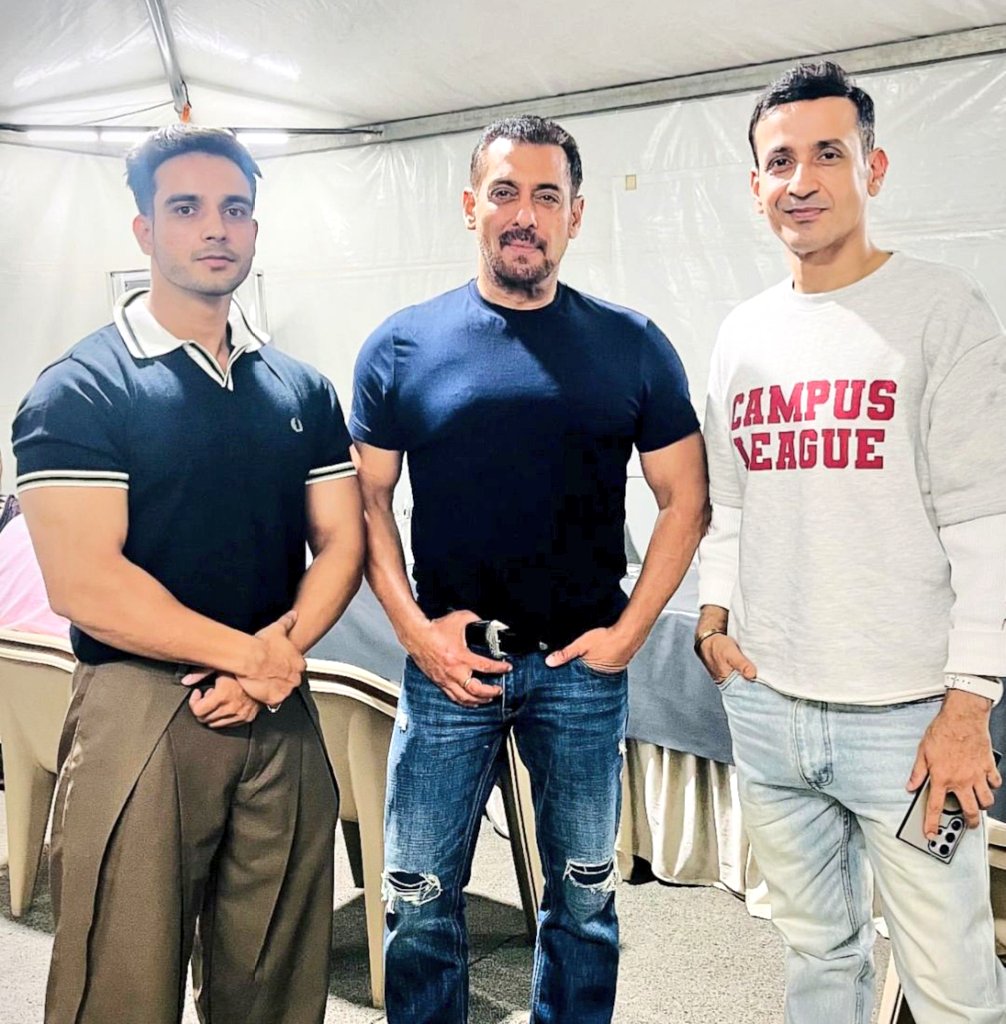 error2294's tweet photo. LATEST: Finally a Pic of Salman Khan From the Sets of Monster.
 #SalmanKhan𓃵 https://t.co/610cfT82tu