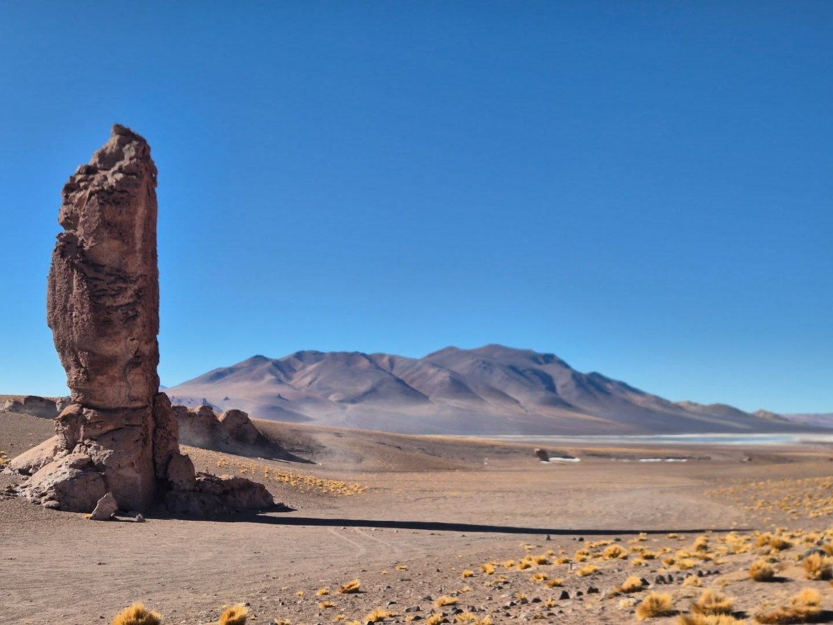 Bitch_polar's tweet photo. Monjes de la Pacana, Chile: un paisaje imponente esculpido por el tiempo en pleno altiplano. https://t.co/qs6z7bfGVa