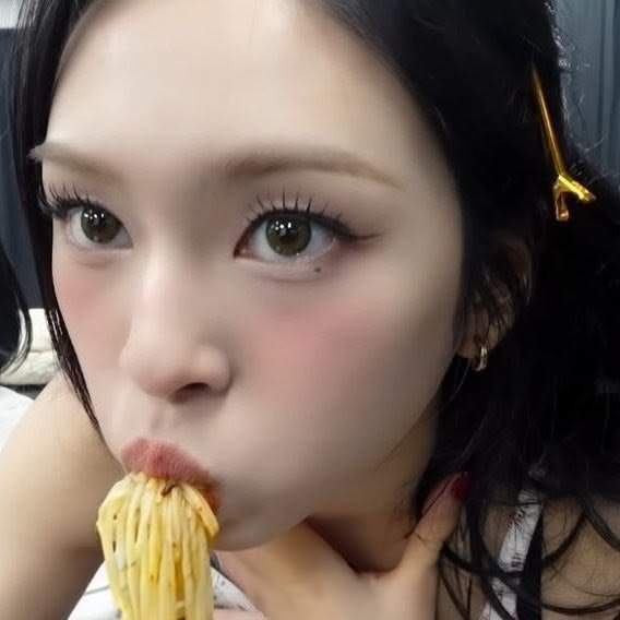 riraachaa's tweet photo. Met siang guys! Ayo mamam bareng aku :D https://t.co/q8nsGHgMmC