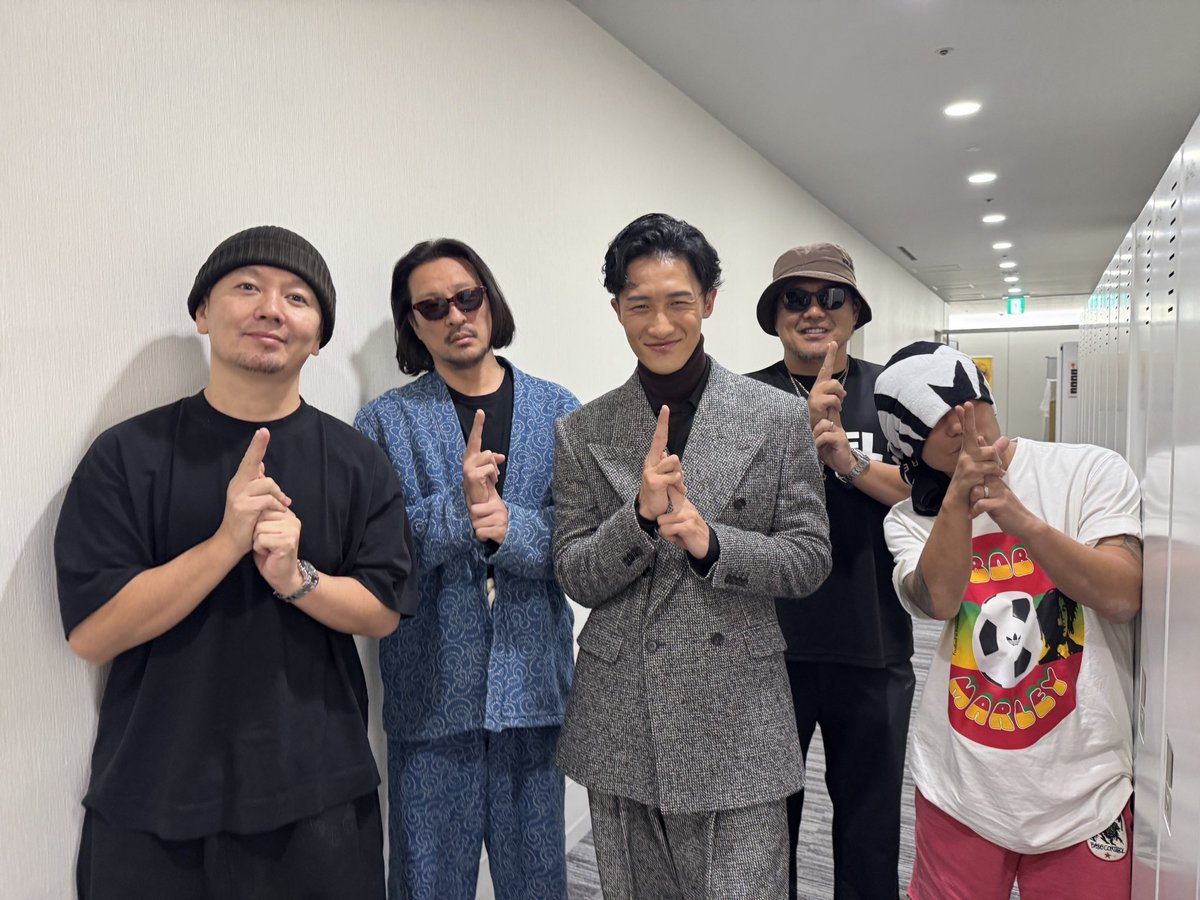 SHOCK_EYE_'s tweet photo. 真田十勇士のプロモーションで忙しい中、
Mステの楽屋まで、わざわざ激励に来てくれた岩本くん✨
ありがとう！
SASUKEの話をしたり、とても気持ちのいい青年です^ ^
今夜初回放送だね、おめでとう御座います㊗️
#岩本照  #真田十勇士 #Ｍステ #湘南乃風 #サラバ https://t.co/aB7udhuuZo