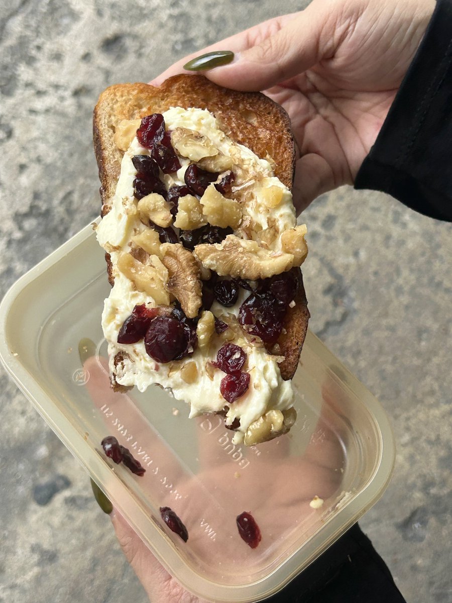 looookmai's tweet photo. สิ่งนี้ของ white story อร่อยมากกกกก เข้าใจแล้วว่าทำไมหมดไว คืออร่อยแบบมากๆๆๆ สายขนมปังต้องลองนะ เป็น sourdough ท็อปด้วยครีมชีส แครนเบอร์รีและวอลนัทค่ะ คือแน่นๆจุกๆ อร่อยมากอะ นี่กดดีลเดือดได้มา 52 บาท สั่งมากินซ้ำหลายวันแล้ว🥹

ใครจะกดโปรตามทางนี้เลย https://t.co/3fARVjlEAd https://t.co/RhAqfxlg97