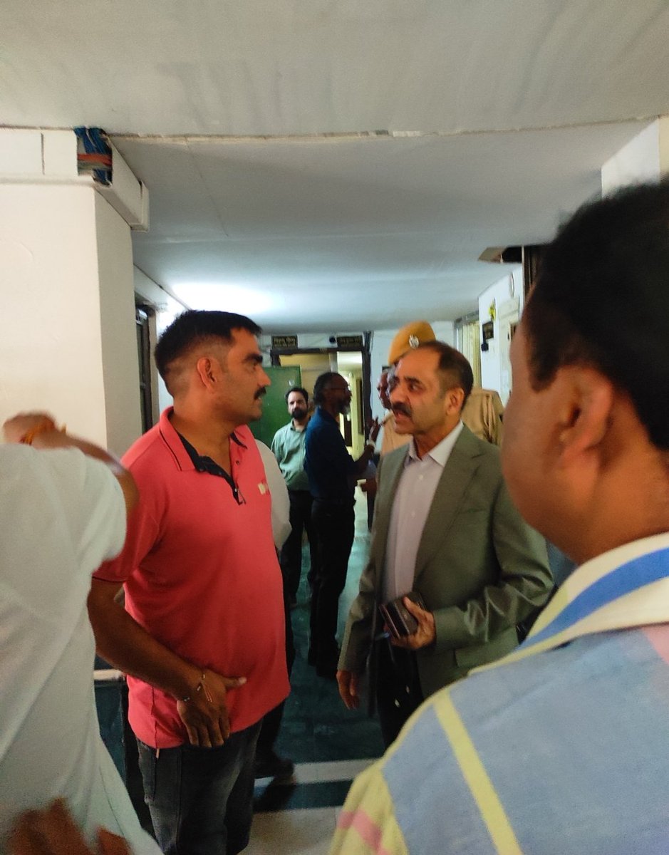 rakeshmeel1997's tweet photo. @alokrajRSSB कल आपसे सचिवालय में मिले बहुत अच्छा लगा।
आप बहुत सौम्य हो सर 

लेवल 2 की डीवी रिपोर्ट आते ही फाइनल result निकाल देना सर https://t.co/ea85kle42q