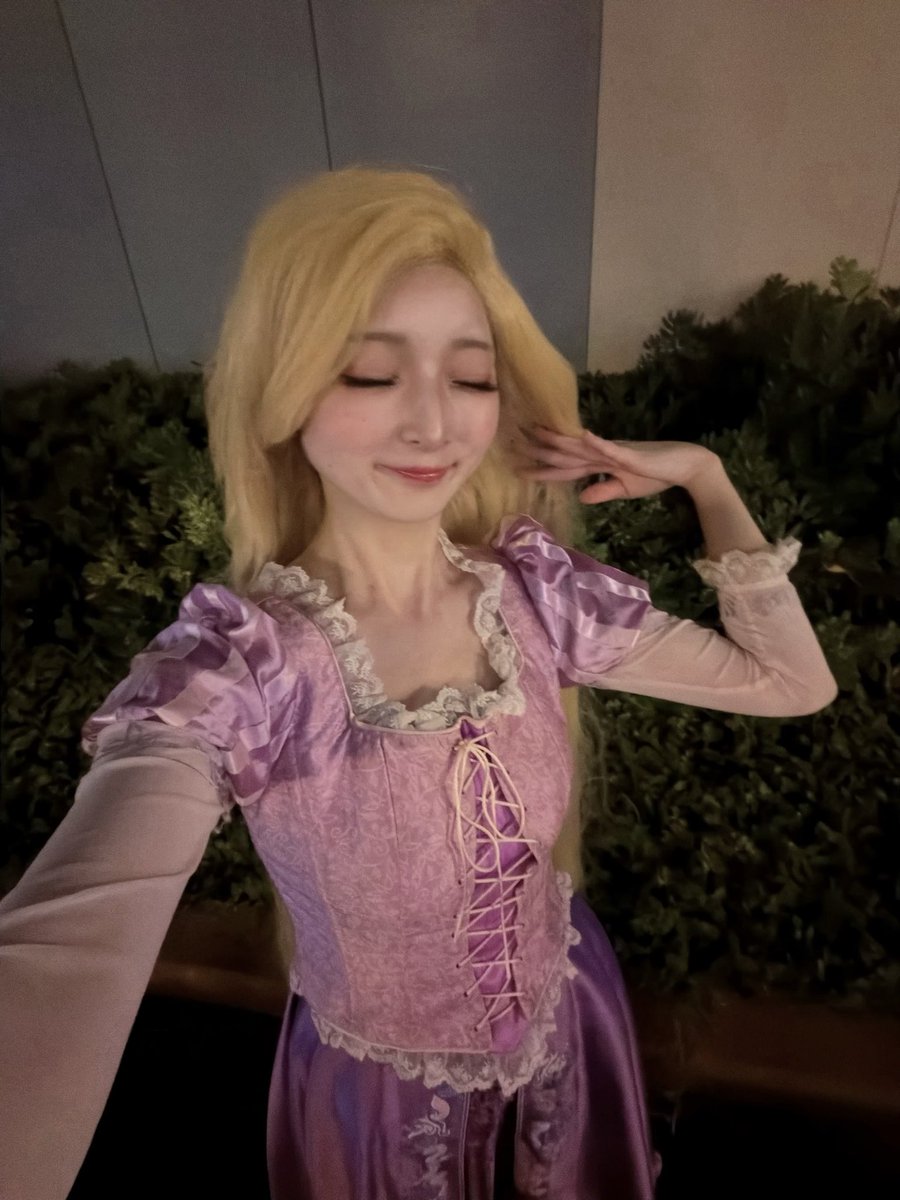 haruharurap's tweet photo. パークで、
「その髪、地毛なんですよね？凄いです！」
って言っていただいたのだけど、

これが地毛であってたまりますか！！

しっかり「こちら偽物の髪の毛です。」
と訂正しましたが…
でも、そうよね。
この趣味してなかったら、まさか地毛の上から155センチの髪の毛被ってるなんて思わないよね… https://t.co/Jy61Z8ZbiH