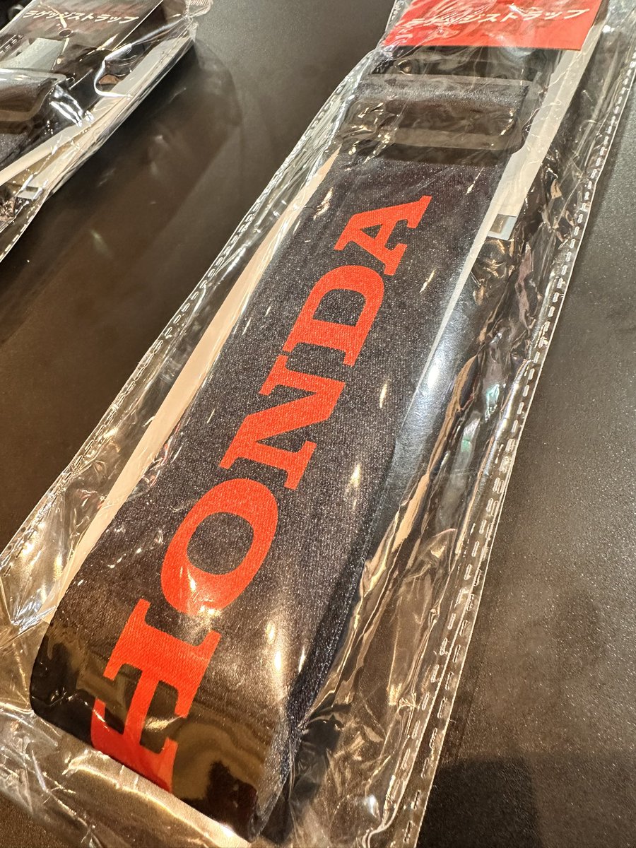 APIT_P_GARAGE's tweet photo. NEWアイテム入荷しました！
HONDAロゴ入りラゲッジストラップBK/WH・BK/RED
¥1,780税込

#apit
#apit_performance_garege東福岡
#ラゲッジストラップ
#HONDA https://t.co/DwEBlCNHz8