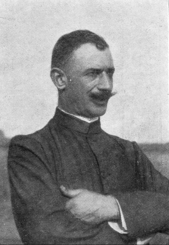 LetKalendar's tweet photo. 23. října 1911 provedl italský kapitán Carlo Piazza historicky první vojenský průzkumný let ve válce. Stalo se tak během konfliktu s Osmanskou říší a Piazza vyhledával turecké pozice v okolí Tripolisu. 

V září 1911 se rozhořel konflikt mezi Itálií a upadající Osmanskou říší. Italové měli za cíl uplatnit své územní nároky v Libyii, které sahají až do časů Rusko-turecké války v letech 1877-1878. Počátkem října 1911 pak italské námořnictvo zahájili ostřelování Tripolisu a 10. října se vylodil početný italský sbor, který během 11 dní obsadil Tripolis, Tobruk, Dernu, Bengází a Homs. 

Sám Piazza do Libye přicestoval v půlce října a 22. října provedl letové zkoušky se svým jednoplošníkem Blériot XI. Následující den pak vyrazil do vzduchu s úkolem sledovat pohyby nepřítele. Vybaven byl pouze svýma očima, fotoprůzkumné vybavení nenesl žádné. Díky svému ostřížímu zraku ale odhalil několik nepřátelských pozic a přispěl tak k odražení osmanského protiútoku. 

Piazza později stál u vzniku vojenské letecké školy v Avianu a navázal pevné přátelství s bratry Caproniovými. V roce 1913 obrážel celou zemi a svými projevy pomáhal posbírat dostatek prostředků pro nákup více letadel. V říjnu 1913 pak s letadlem přistál na hoře Mont Cenis a připsal si historicky první vysokohorské přistání. Za své zásluhy získal několik vyznamenání včetně Řádu italské koruny. 

Během Velké války velel dvěma dělostřeleckým plukům v hodnosti podplukovníka. Osobně pak provedl několik riskantních průzkumných misí, za což získal dvě Stříbrné medaile za chrabrost. V srpnu 1916 se dočkal povýšení na plukovníka a očekávalo se, že brzy dosáhne na generálskou hodnost. Během své služby na frontě se však nakazil chřipkou, které 24. června 1917 podlehl ve věku 46 let. V roce 1923 po něm byla pojmenována vojenská část dnes již neexistujícího turínského letiště Mirafiori.
