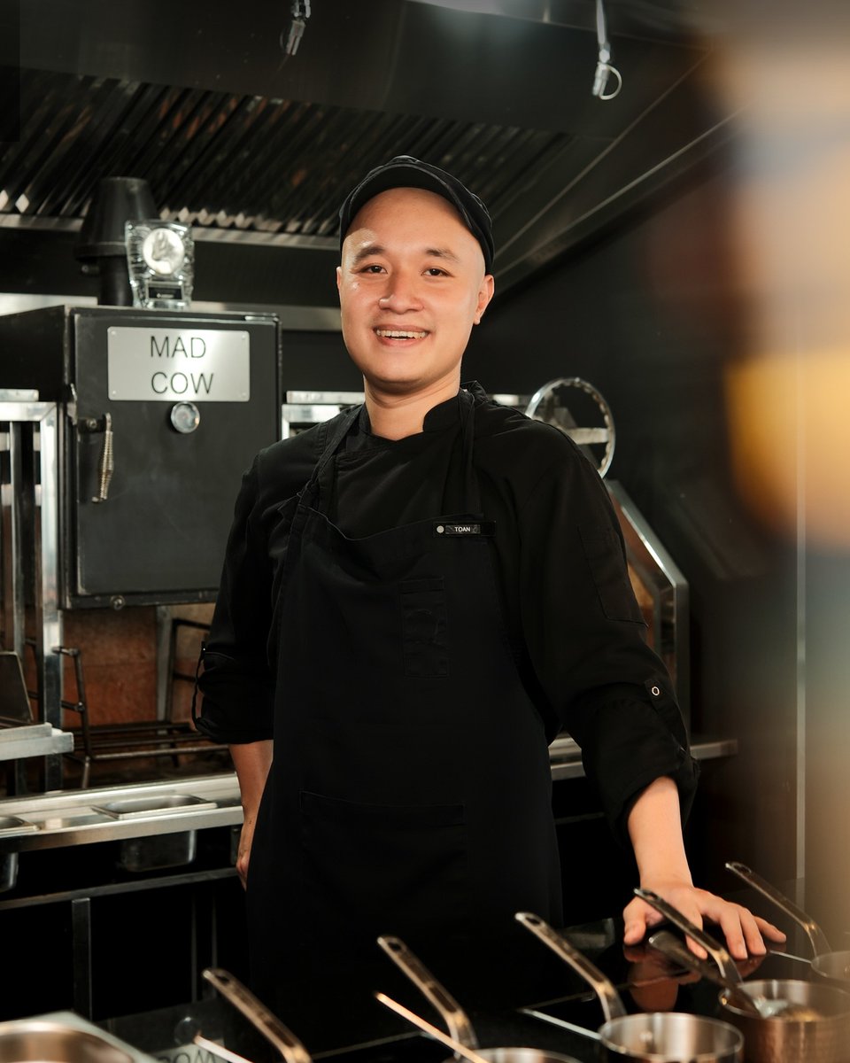 paz_poke's tweet photo. Chef Nguyễn Phương Toàn mang tình yêu bếp từ những bữa cơm gia đình đến Mad Cow Wine &amp; Grill. Mỗi món ăn được chăm chút từ nguyên liệu, nhiệt độ đến phút hoàn thiện, bằng sự chỉn chu như nấu cho người thân. https://t.co/2xurKl5OUC