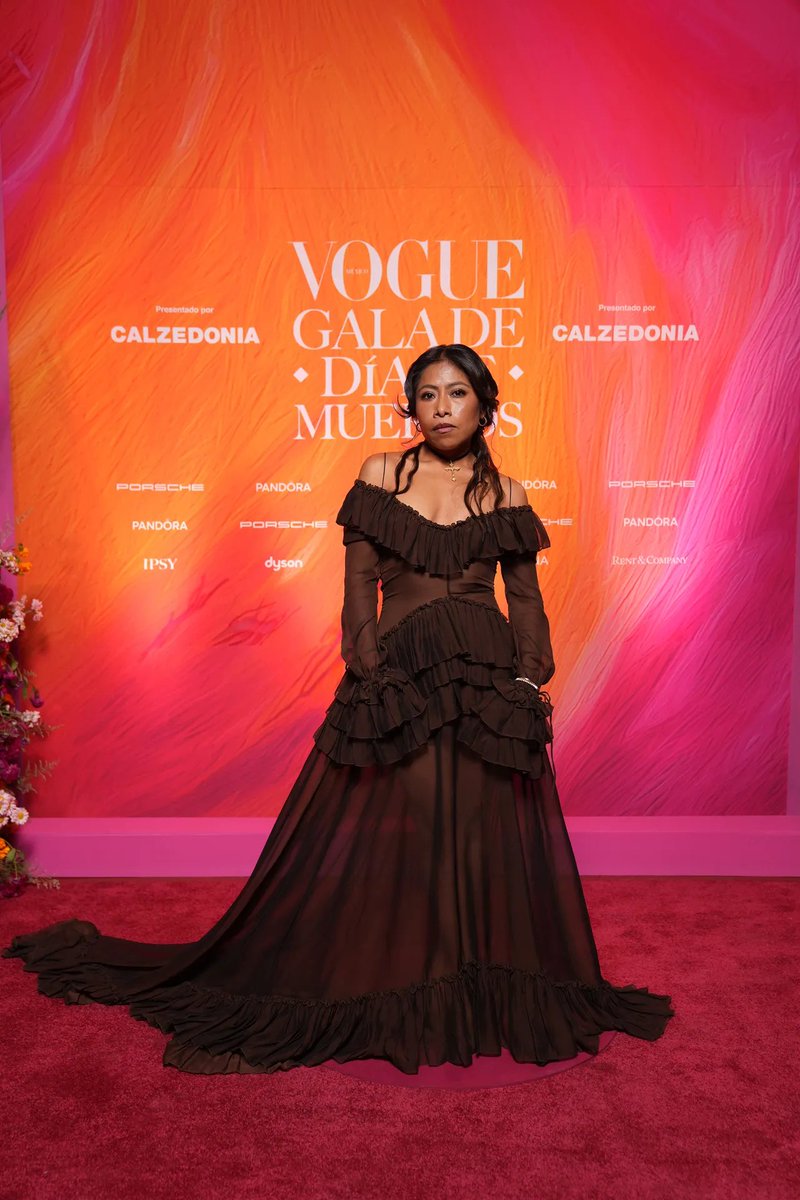 imthespecialk's tweet photo. Once again her stylist decided to slay, like how can you not say mother when you see this diva. https://t.co/JHQSsMR0CY