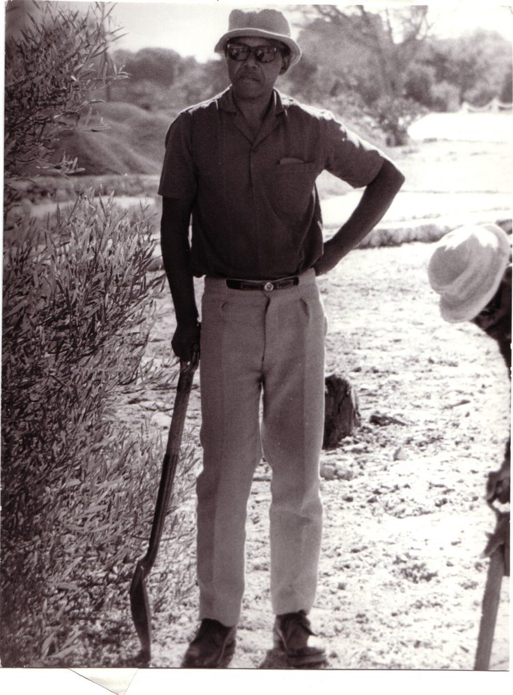 HistorySAZAR's tweet photo. Nelson Mandela as a prisoner working in a garden, c 1977. Photo: Nelson Mandela Foundation. https://t.co/uYDo4SzW1A