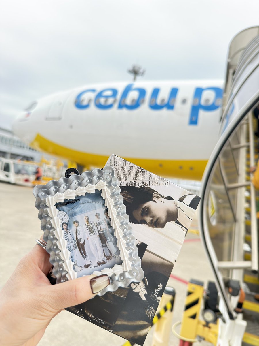 t9211011's tweet photo. 出発です✈️🇵🇭フィリピン到着まで読書してPower温存🔋🔌
#OZF 
#SB19 https://t.co/iVyWiiQuhj