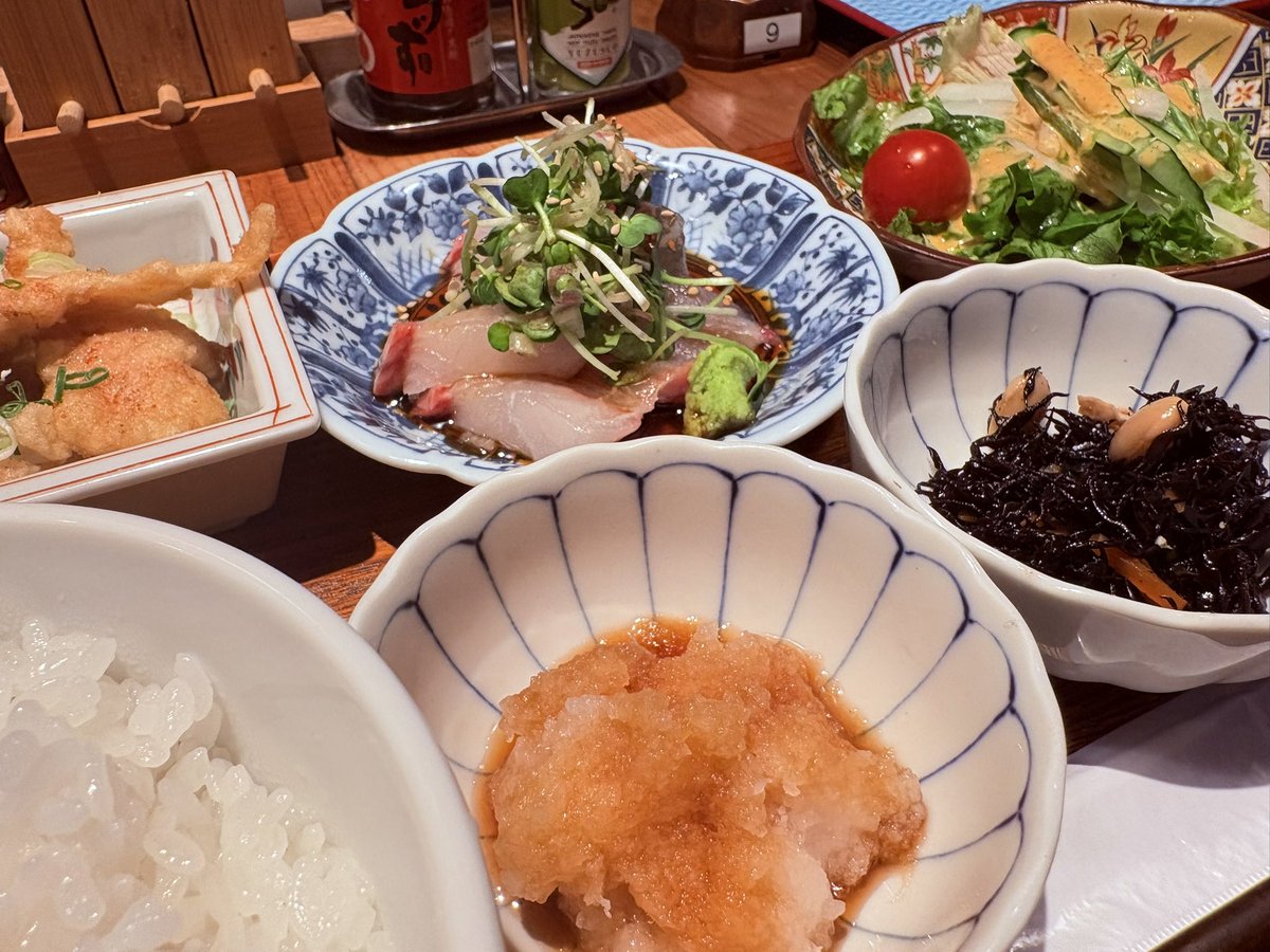 peerless's tweet photo. 今日のランチおいしかったんだけどだけど‥
サラダにかかってるドレッシングこれインドだ❗️インドのうにうにのドレッシングだ
スパイスの香りと味が残って先に処さないと後がだめになる https://t.co/blGCFxYjxa