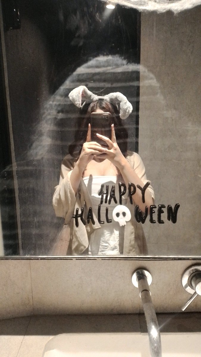 femalegoddesh's tweet photo. happyyy halloweeeenn https://t.co/VtIQ9vNCBj