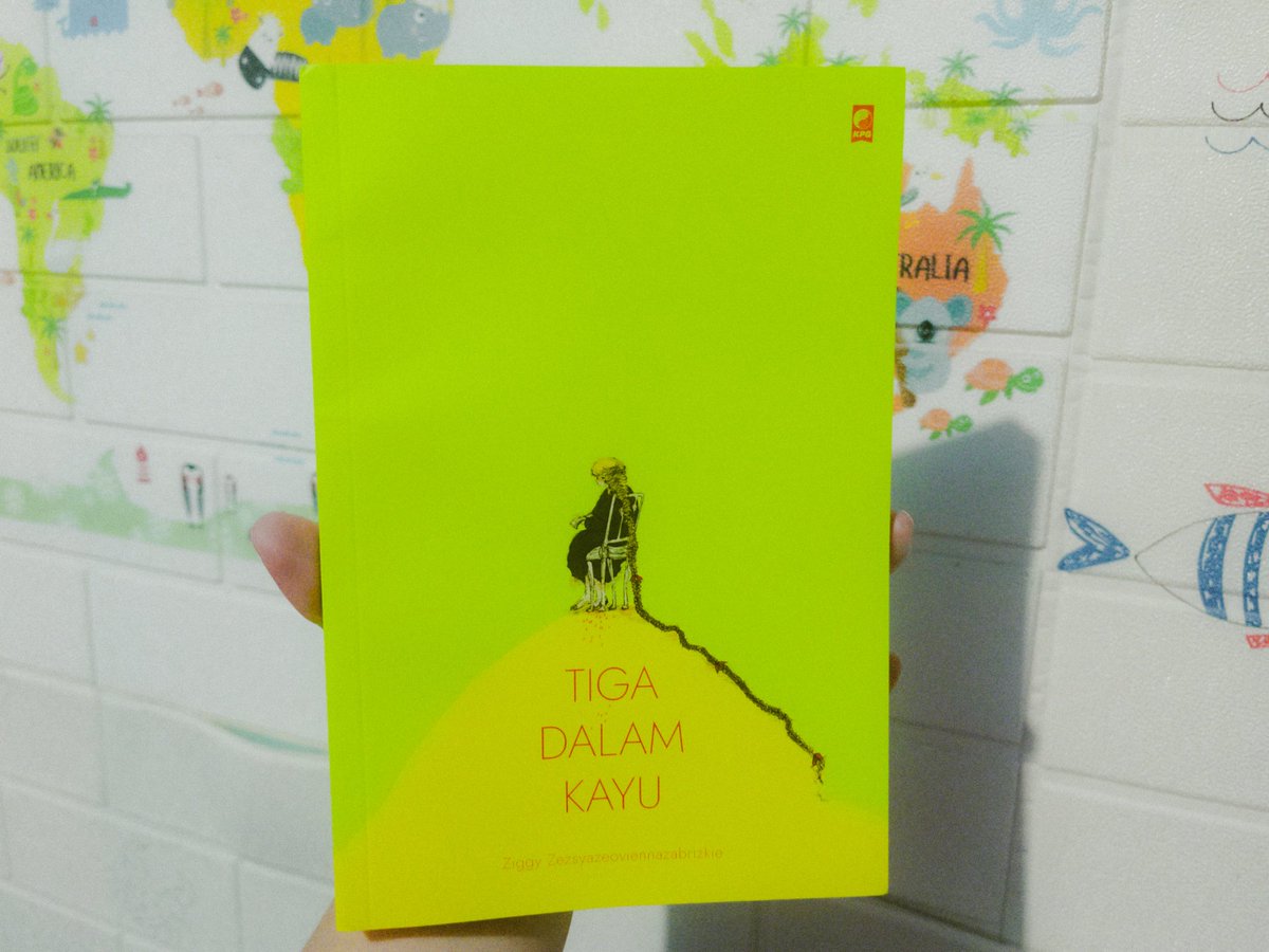 lajurkirie's tweet photo. Tiga dalam Kayu, terasa seperti membaca sebelas mimpi buruk yang aneh, puitis, dan dekat dengan kenyataan. Melalui seorang gadis di perpustakaan masa depan, pembaca diajak menelusuri kisah-kisah berbeda tentang perempuan dan anak-anak yang mengalami luka, kekerasan, cont— https://t.co/bOPidH6Xws