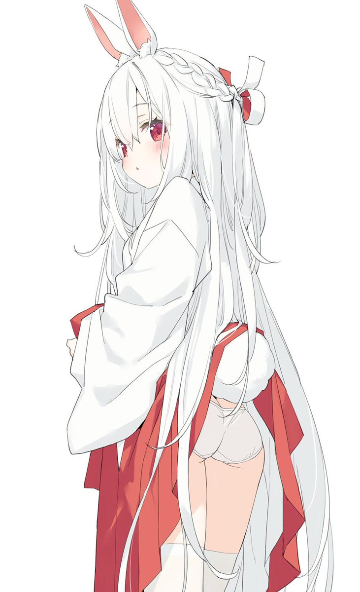 scultura100di's tweet photo. 「雨で水が溜まった通路に立ち寄ったら、なんだか不思議な巫女さんを見かけた…小さな幸せがやってくる気がする」， https://t.co/OBTwhl9XD6
