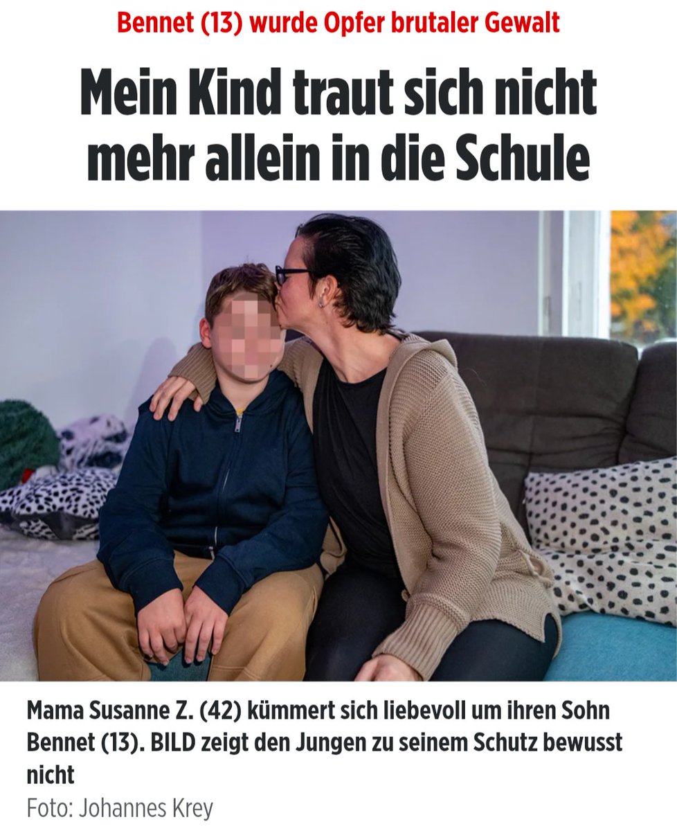 Heilenderer's tweet photo. Eilenburg

Bennet ist 13 Jahre alt.

Aktuell traut er sich nicht mehr in die Schule. Er ist zu Hause, hat immer noch Schmerzen, verlässt das Grundstück nicht mehr.

Aus Angst vor den Schlägern, aus Angst vor Mohammed A., einem syrischen Mitschüler.

Dieser hat ihn zusammen mit anderen "Kindern" übel zusammengeschlagen, wohl aus einem nichtigen, erfundenen "Grund":

Die Mutter: "Er beschuldigte meinen Sohn grundlos, seine Mutter beleidigt zu haben. Danach prügelte er plötzlich los – auf Bennets Kopf, Schläfen. Er trat ihm in die Rippen, brachte ihn zu Boden, würgte ihn am Hals. Als sich Bennet aufrappelte, zwang ihn der andere auf die Knie."

Alles wurde zudem gefilmt, via Snapchat verbreitet.

Im Krankenhaus werden Bennets Verletzungen dokumentiert: Schädelprellung, Gehirnerschütterung, Würgemale am Hals, eine Rippenprellung.

Die Konsequenzen für den 13 Jahre alten Syrer, der schon vorher einschlägig aufgefallen war: ein Jahr Verweis von der Schule.

Der Schläger treibt sein Unwesen nun an einer anderen Schule, macht dort genauso weiter, wie die Mutter berichtet.

Ob und wann Bennet wieder zur Schule geht, ist offen. Die psychischen Schäden dürften deutlich sein, die Angst wird erstmal bleiben.

Dem syrischen Täter passiert wie so oft nichts. 

Er ist ja noch ein Kind...