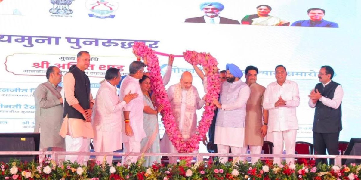 krishangodara68's tweet photo. माननीय गृहमंत्री @AmitShah जी की जन्मदिन पर दिल्ली को सौगात -

यमुना को निर्मल बनाने और दिल्ली की जल एवं सीवर व्यवस्था को सुदृढ़ करने की दिशा में एक महत्वपूर्ण कदम उठाया गया।

आदरणीय केंद्रीय गृह एवं सहकारिता मंत्री श्री Amit Shah जी ने दिल्ली में ₹8,941 करोड़ की 43 महत्वपूर्ण परियोजनाओं का उद्घाटन एवं शिलान्यास किया। इन परियोजनाओं के माध्यम से जल शोधन संयंत्रों का विकास, सीवर नेटवर्क का विस्तार, गंदे पानी के शोधन की क्षमता में वृद्धि और ड्रेनेज व्यवस्था को बेहतर बनाने जैसे महत्वपूर्ण कार्यों को गति मिलेगी। इससे यमुना में प्रदूषण कम करने और दिल्लीवासियों को बेहतर नागरिक सुविधाएँ उपलब्ध कराने के प्रयासों को नई मजबूती मिलेगी।

आदरणीय प्रधानमंत्री श्री @narendramodi जी के मार्गदर्शन और केंद्र एवं दिल्ली सरकार के समन्वित प्रयासों से यमुना के पुनर्जीवन का संकल्प निरंतर आगे बढ़ रहा है।

इस अवसर पर माननीय उपराज्यपाल श्री @SandhuTaranjitS जी, केंद्रीय मंत्री @hdmalhotra जी ,माननीय मुख्यमंत्री श्रीमती @gupta_rekha जी,@p_sahibsingh एवं बड़ी संख्या में उपस्थित जनता-जनार्दन की गरिमामयी उपस्थिति रही।

#ViksitDelhi