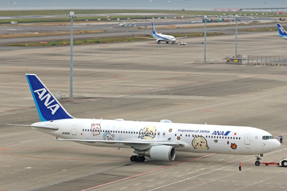 Centrairairport's tweet photo. 【ANAのちいかわジェットがセントレアに✈️】
今日のセントレアで、10月19日から運航を開始したANAの「ちいかわジェット」を見つけました😊ちいかわやハチワレ、うさぎなど、かわいいキャラクターたちが描かれた特別デザイン機です！

使用機材はボーイング767-300型機で、セントレア発着の札幌（新千歳）便や沖縄（那覇）便にも投入される可能性があるそうです。

またセントレアで、このかわいい機体に出会えるのを楽しみにしています✈️