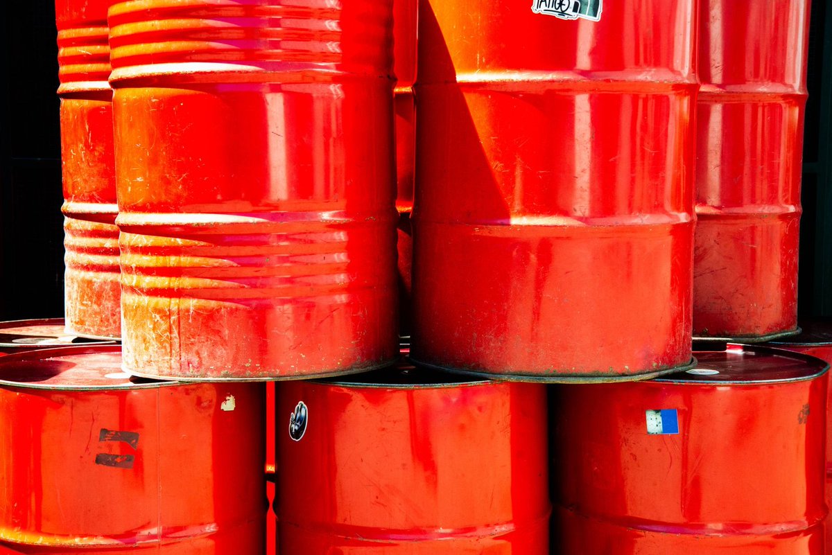 AfricTelegraph's tweet photo. Brent à 113 dollars : l'Afrique face à un grand écart. Les producteurs jubilent, les importateurs tremblent. Comment le continent navigue cette nouvelle volatilité pétrolière ? #Afrique #Energie #Algerie #Brent #Maroc https://t.co/DVcL467mZS https://t.co/xoJSSJS2Yn