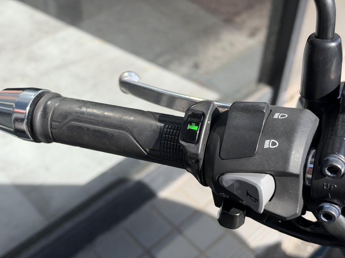 gens_yaenosato's tweet photo. こんにちは
ゲンズ八戸ノ里店です
⁡
中古車入荷情報！
ホンダ PCX 2023年式 マットブルー ワンオーナー、純正グリップヒーター付きが入荷しました！

当店3F中古車コーナーに展示しておりますので、是非実車を見にご来店お待ちしております！
⁡
#ゲンズ #八戸ノ里 #東大阪 #PCX #中古車 https://t.co/04txypeG2e