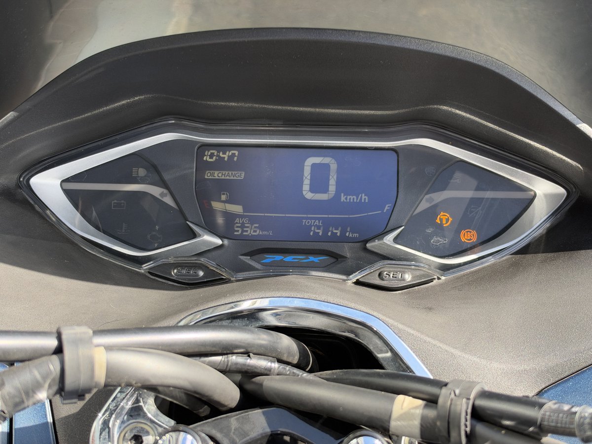 gens_yaenosato's tweet photo. こんにちは
ゲンズ八戸ノ里店です
⁡
中古車入荷情報！
ホンダ PCX 2023年式 マットブルー ワンオーナー、純正グリップヒーター付きが入荷しました！

当店3F中古車コーナーに展示しておりますので、是非実車を見にご来店お待ちしております！
⁡
#ゲンズ #八戸ノ里 #東大阪 #PCX #中古車 https://t.co/04txypeG2e